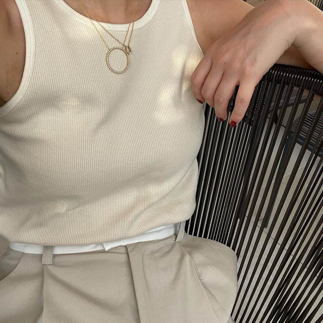 正中雅子さんのインスタグラム写真 - (正中雅子Instagram)「cup in lib tank✌️🤍  めちゃくちゃ自信を持って細見えするカップ付きリブタンクが完成しました😭🫶  カップの種類にも拘り、伸縮性と着心地 素材はニュアンスのある日本製のリブ素材にしてハリがあり ボディラインをひろわない🤤  リブタンクでフィットしたものが苦手なのに リブタンクを欲してて遂に完成🥰  脇肉も目立ちにくく心から試してみてほしい1着に仕上がりました！  拘りは、是非 @machatt_ アカウントで公開している発売動画をご覧ください🫶  5.24 wed 12:00 in stock!  #MACHATT #masaco服」5月22日 21時27分 - masacoshonaka