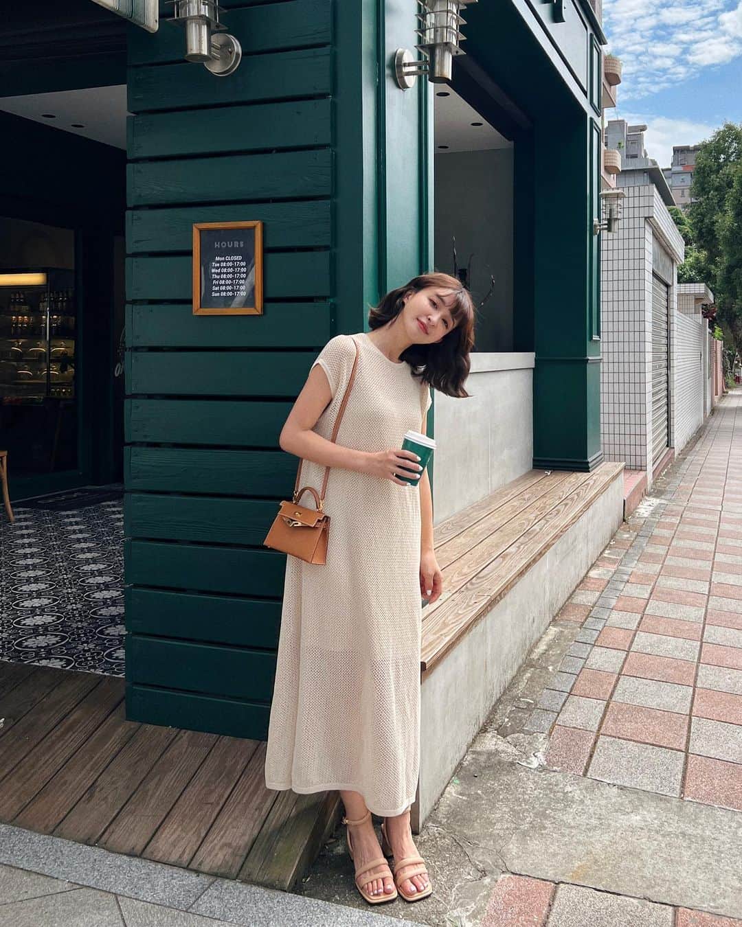 Kerinaのインスタグラム：「沒想到我也到了要煩惱小孩上學 找學校的這一天 感覺兩隻上課第一天的畫面 應該就是頭也不回的開心衝進校門 然後媽媽在外面落淚吧😂  接著再想到未來要一次要搞定兩隻的作業 莫名有點感到焦慮了🙈 因為媽媽自己從小就是那個 作業拖到最後一刻哭著寫完的欠揍小孩啊 哈哈哈哈哈哈😅  針織洋裝 @anirek_official  涼鞋 @gracegifttw  #薛妞聯名鞋 #gracegiftxkerina」