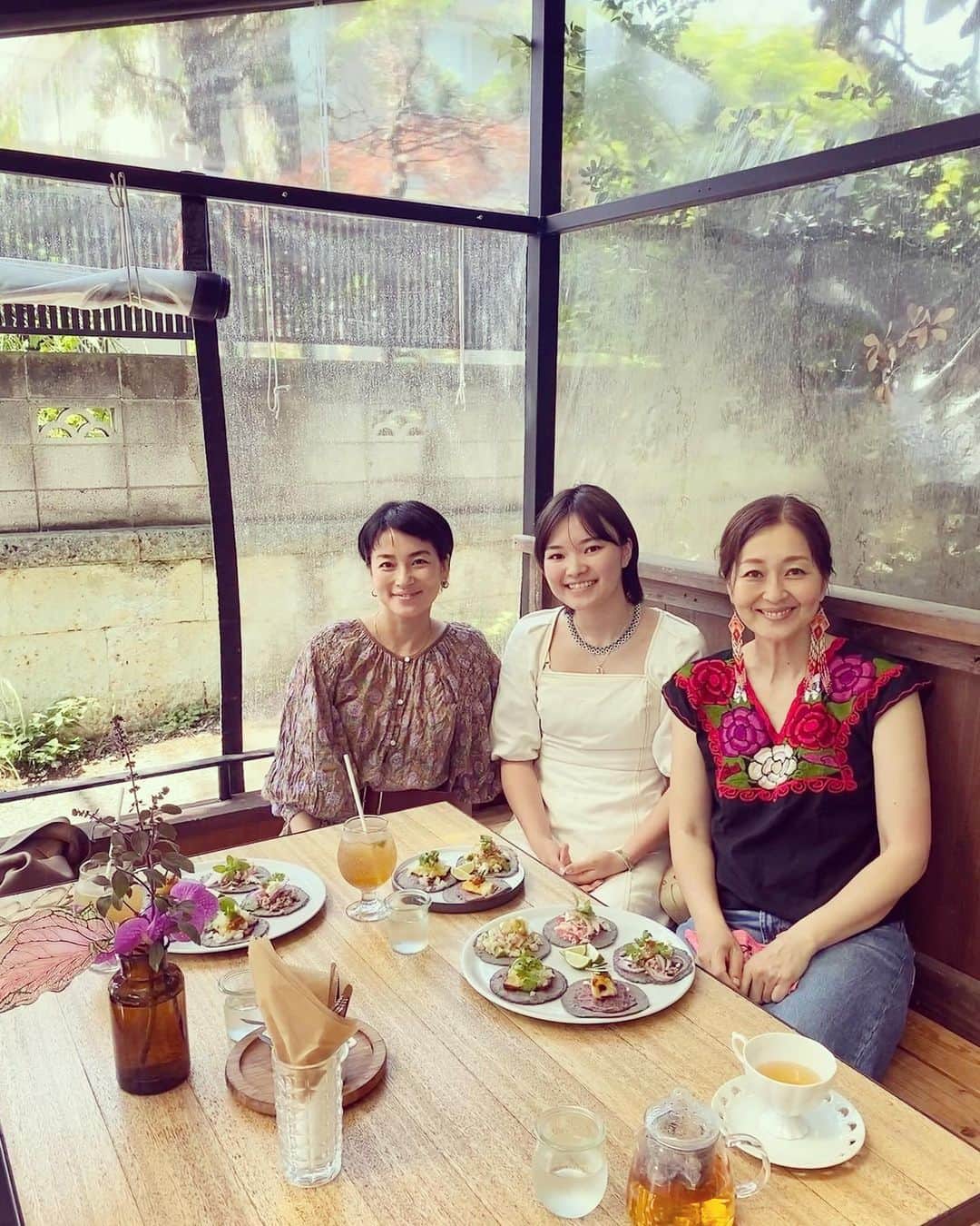桃生亜希子のインスタグラム：「Kalenちゃん　@summerlove_kalen のお家でさおりさん　@nico1031saori と出会ったのはもう2年前！ 　 　ママのさおりさん，そして特に娘のはんちゃんには　サイキック能力があって、私達が見えないものを見たり感じたり出来るという。  　いつか会いたい　と思っていて、やっと会えた！    沢山話をして、自分が感じていたこととの答え合わせが出来たし、よりこのままでいいんだなぁ。と、安心できた。  　今のオーラの色や守護神様がどんなキャラか等も教えてくれて　面白かったよ！😆✨ 　 　はんちゃん，さおりさんはあったかくて，優しい愛に溢れてた。💕 　 　一緒に　@_amigomarket_ で食べたタコス🌮ランチも美味しかったな。  　なんだか、仲良くなれそう。✨ 　 　はんちゃんのフレッシュな大学生活や将来がこれからも楽しみだし、さおりさんとの同世代トークももっとしたいな😂❤️  　遥々茅ヶ崎から来てくれて，ありがとう！✨🚙✨  　はんちゃんは，オンライン，オフラインでセッションもやっているので興味がある方は　@nico1031saori のストーリーなどをチェックしてね！🪞」