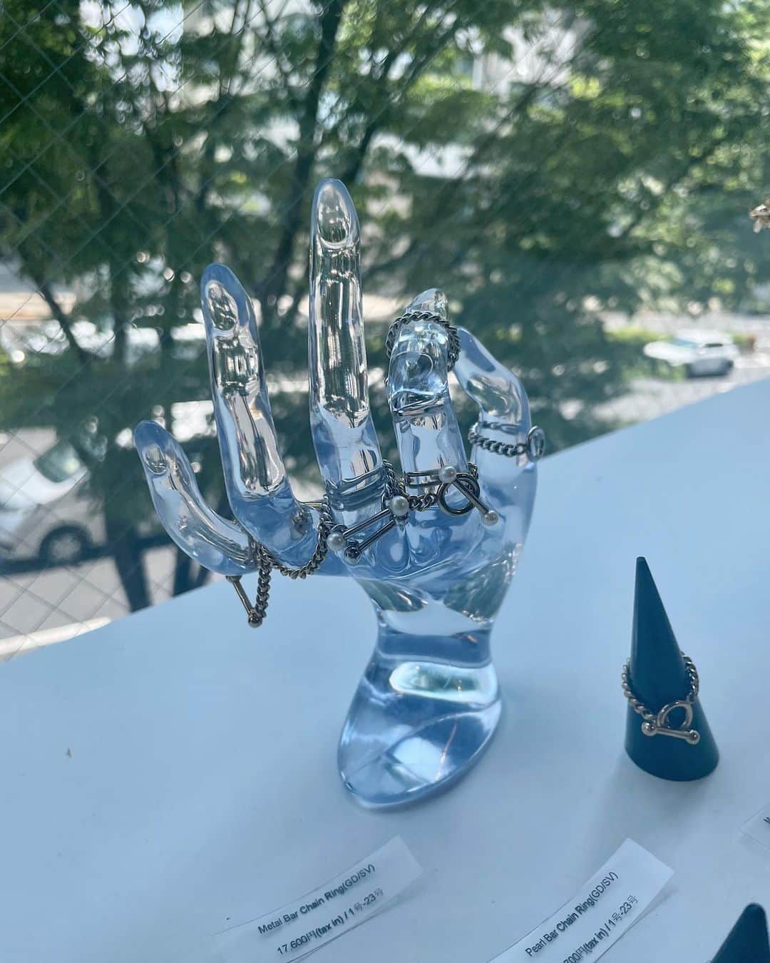 松尾 瞳のインスタグラム：「. サキと行った @lohmejewelry 展示会💍  可愛いネックレスとイヤリング オーダーしてきたから夏楽しみ🫰🏻  #アクセサリー #展示会 #LOHME」