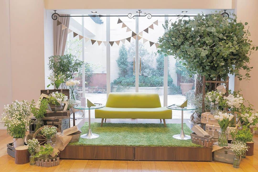ザ・チェルシーコートおゆみ野ガーデンのインスタグラム：「*  main sofa coordinate𓂃 𓈒𓏸𑁍‬  「結婚式を持ち帰ろう」  をコンセプトにおふたりのお席でお使いいただくソファーを ご購入頂き、新居へと運ばせて頂きます𖤥𖤘⋆*  結婚式の素敵な思い出を ずっと色褪せずに思い出して頂けるよう おふたりの新たな生活に家具として 思い出をお持ち帰りして頂きます꙳☄︎  チェルシーコートでしか叶えられない ご結婚式の形をご一緒にお創り致します🕊  #結婚式を持ち帰ろう  #チェルシーコートおゆみ野ガーデン #チェルシーコート #チェル嫁 #チェル婚 #式場探し #wedding #bride  #リゾートウェディング #千葉婚 #千葉花嫁 #フォト婚 #ウェディングフォト #プレ花嫁 #花嫁diy  #ナチュラルウェディング #千葉結婚式場 #ブーケ #ウェディングアイテム #ガーデン挙式  #オリジナルウェディング #結婚式  #結婚式準備 #メインソファー #コーディネート  #お子様ウェディング  #パパママ婚 #2023夏婚 #2023秋婚 #2023冬婚」