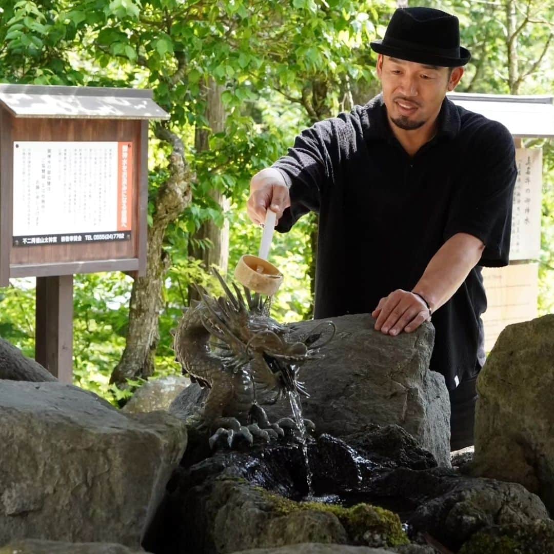 武蔵のインスタグラム：「⛩️  空手の後輩たちと不二阿祖山大神宮へ。  知らないことがまだまだたくさんあるな～と勉強になりました。  #不二阿祖山太神宮 #富士山 #神社  #日本」
