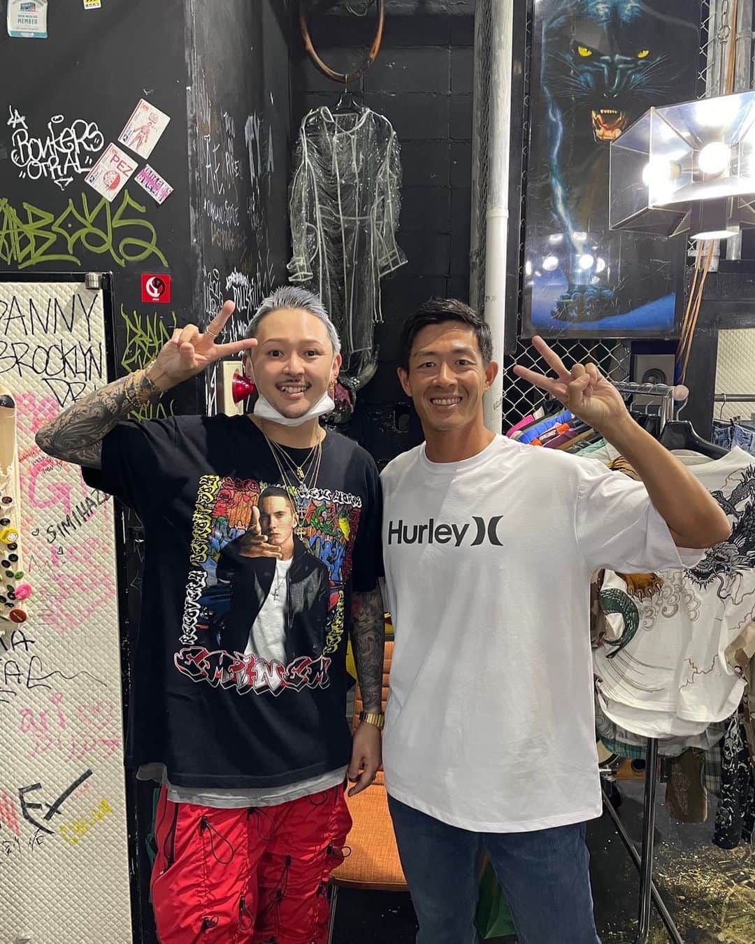 庄司憲右のインスタグラム：「高校のバレー部の先輩に会いに原宿へ🏐🐶  相変わらず最高でもっと頑張らなきゃと思わせてくれる存在！ パワーもらった！！ 今週末の横浜大会頑張ります💪💪  #コンボイ #convoy #dog  #米西 #バレー部 #beachvolley #hurley #hurleyjapan」