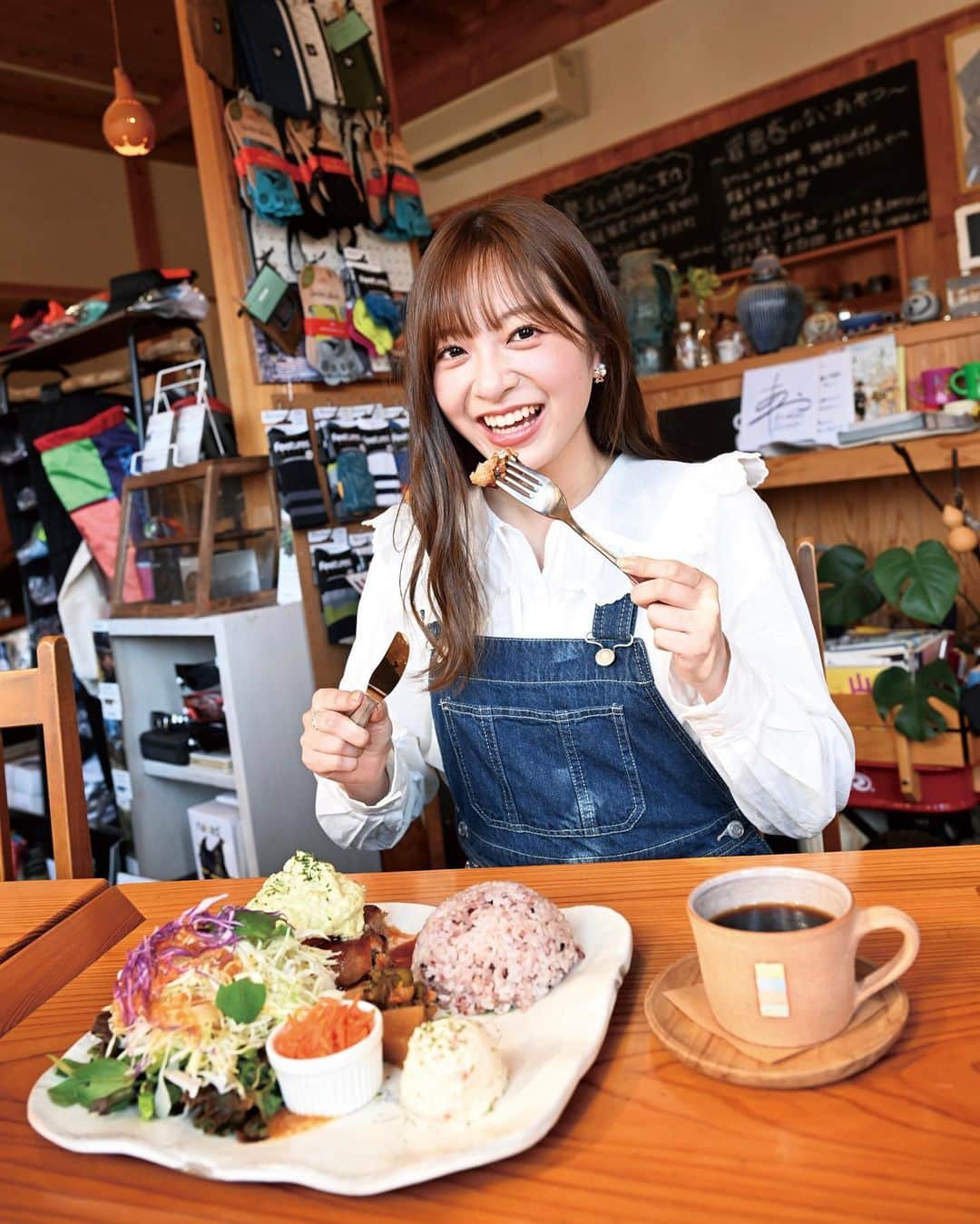 菊池柚花さんのインスタグラム写真 - (菊池柚花Instagram)「. . . もぐもぐタイム🍽  栃木県観光PRパンフレット春季号の撮影で、 益子町にある素敵なカフェで撮影したときの写真🍚📸  いつもこんな表情でごはん食べてます笑 幸せそうでしょ？？😚  私にとって “食べること” は、生きがい🤍 ですが… 食べ過ぎないように気をつけまぁ〜す😂  #本物の出会い栃木」5月22日 21時36分 - kikuchiyuuka