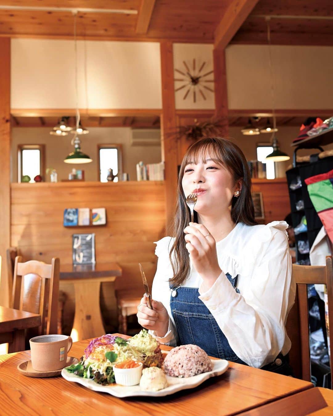 菊池柚花のインスタグラム：「. . . もぐもぐタイム🍽  栃木県観光PRパンフレット春季号の撮影で、 益子町にある素敵なカフェで撮影したときの写真🍚📸  いつもこんな表情でごはん食べてます笑 幸せそうでしょ？？😚  私にとって “食べること” は、生きがい🤍 ですが… 食べ過ぎないように気をつけまぁ〜す😂  #本物の出会い栃木」