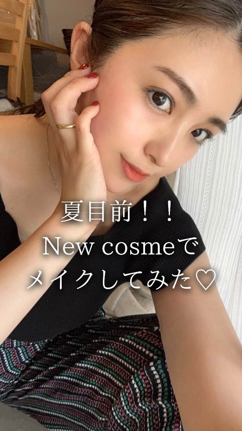 柳いろはのインスタグラム：「・ New cosme💄 最近使ってる推し達をつかって 使用してスキンケア🔜メイクまでの 一貫を公開🤍ˎˊ˗ ⁡  OPERAの新商品、 ブルー系のアイマスカラとカラーライナーで 大人に夏メイクやってみた🌻  暑い日が増えて夏っぽメイクを したくなる今日この頃。  汗かく時期のメイクは あまり重ねすぎたくないから スチーマーやスキンケアで 内側からトーンアップして、 デイクリームでUVケア+化粧下地 のみで素肌に近い状態に メイクしてます🫶🏻  あえて、アイシャドウやチークもなし。 カラーメイクするときは 目元のみ強調して、リップも 血色感ある色味のものをchoice✔︎  ⁡ 他にも色違いであるから また近々メイクした写真を公開するね🙌🏻 ⁡ #コスメ #コスメレポ #コスメ紹介  #コスメマニア #コスメ好きさんと繋がりたい #スキンケア #スキンケアマニア  #スキンケア用品 #スキンケア紹介  #韓国コスメ #コスメレビュー  #イエベ秋 #イエベ秋メイク #夏メイク  #カラーマスカラ #カラーライナー  #salonia #opera #femmue #lagom  #covermark #kete #リップモンスター」