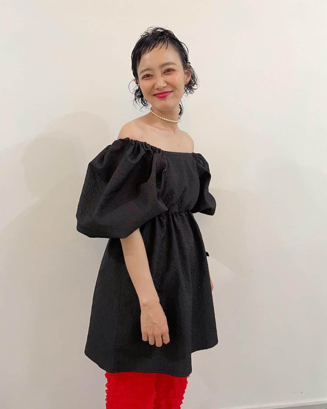 田中真奈美のインスタグラム：「オフショルなんてしちゃって❤️ ってニヤニヤ顔をしております😁 . @amail_official  の【Deco volume tunic】❤️ スタッフからも可愛いと褒めていただいて嬉しい1日でした✂️🎶 . 仕事中は2枚目の写真みたいに着てます❤️ これから暑くなったらお休みの日にオフショルとして着るのもありですね❤️ 3枚目の写真みたいに紐がついてるのでそちらの紐を使って着ると安心です🎶 . 生地もしっかりしててボリュームバランスも可愛い〜✨ こんな感じのファッションも楽しもう❤️ . . . #福岡ママ  #switchmanami  #福岡美容室  #オフショル」