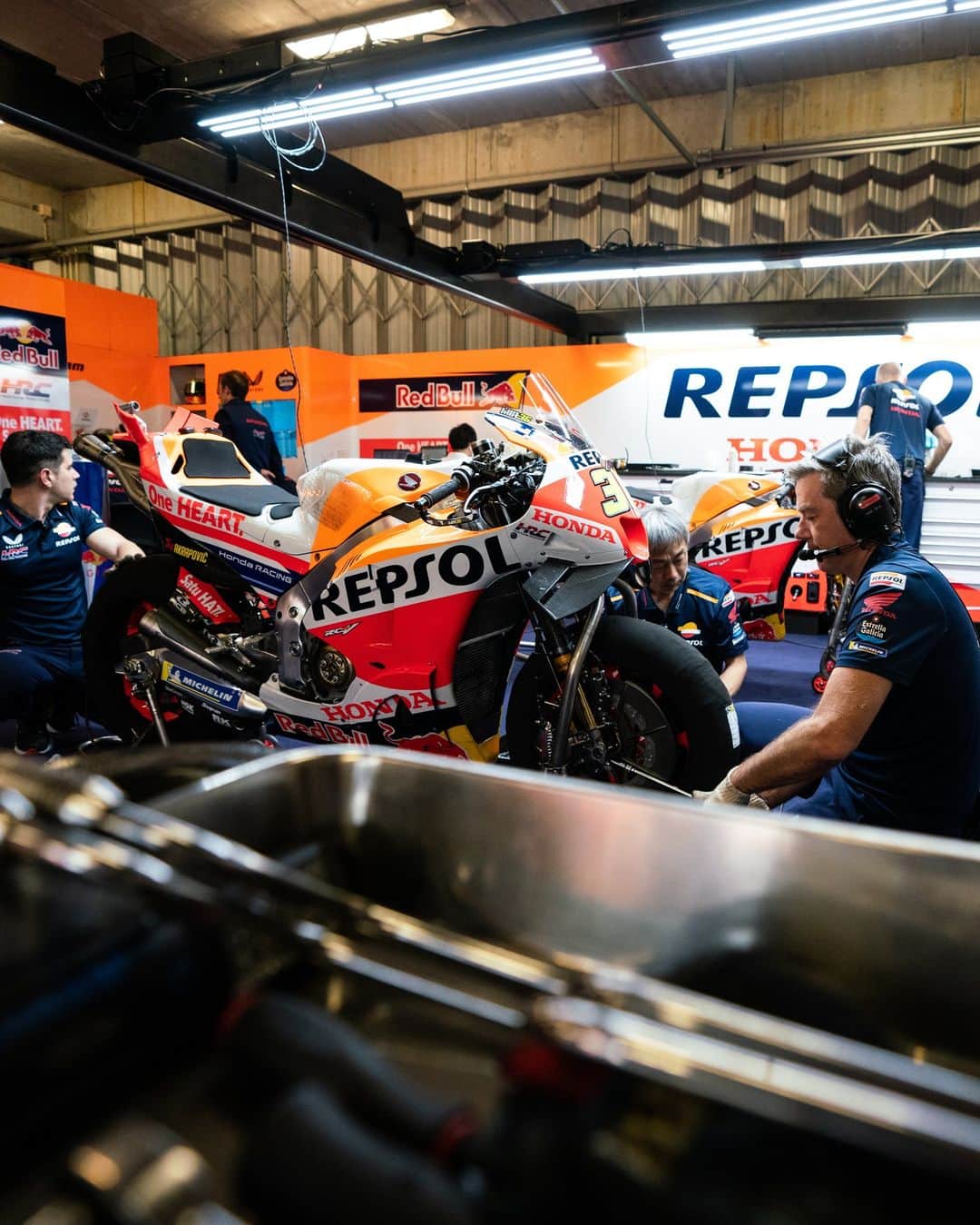 レプソル・ホンダのインスタグラム：「Just because there's no racing, it doesn't mean that the work stops.  @snapon_uk」