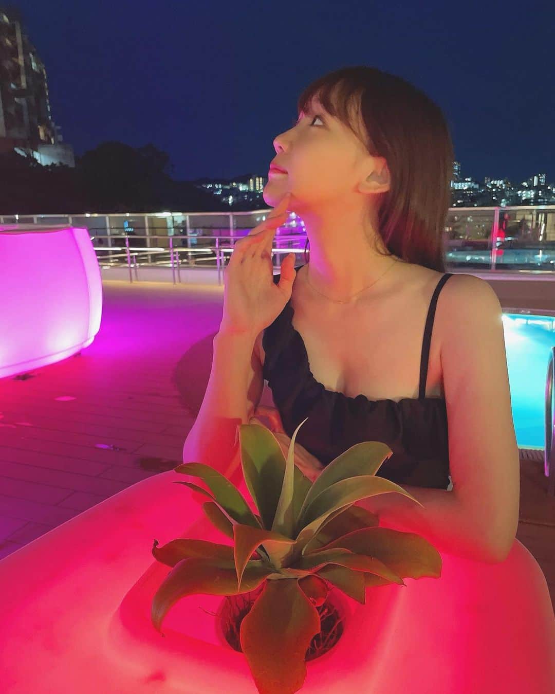 大段舞依のインスタグラム：「⁡ ⁡ ⁡ 🌙🏊‍♀️ ⁡ お昼と違って水着も大人っぽく黒にしたよ👙 ナイトプールはまだ少し涼しかった（笑） ⁡ ⁡ #沖縄 #那覇 #沖縄旅行 #水着 #プール #インフィニティープール #ナイトプール ⁡」
