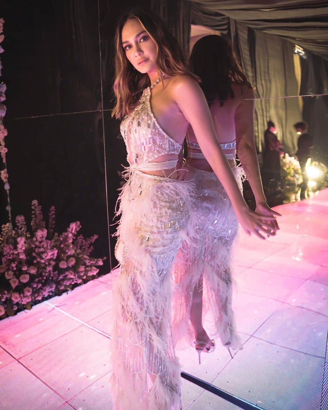 ルナ・マヤのインスタグラム：「💜  Styled by @allyshanila Dress by @lisajuofficial Make up by @ryanogilvy」