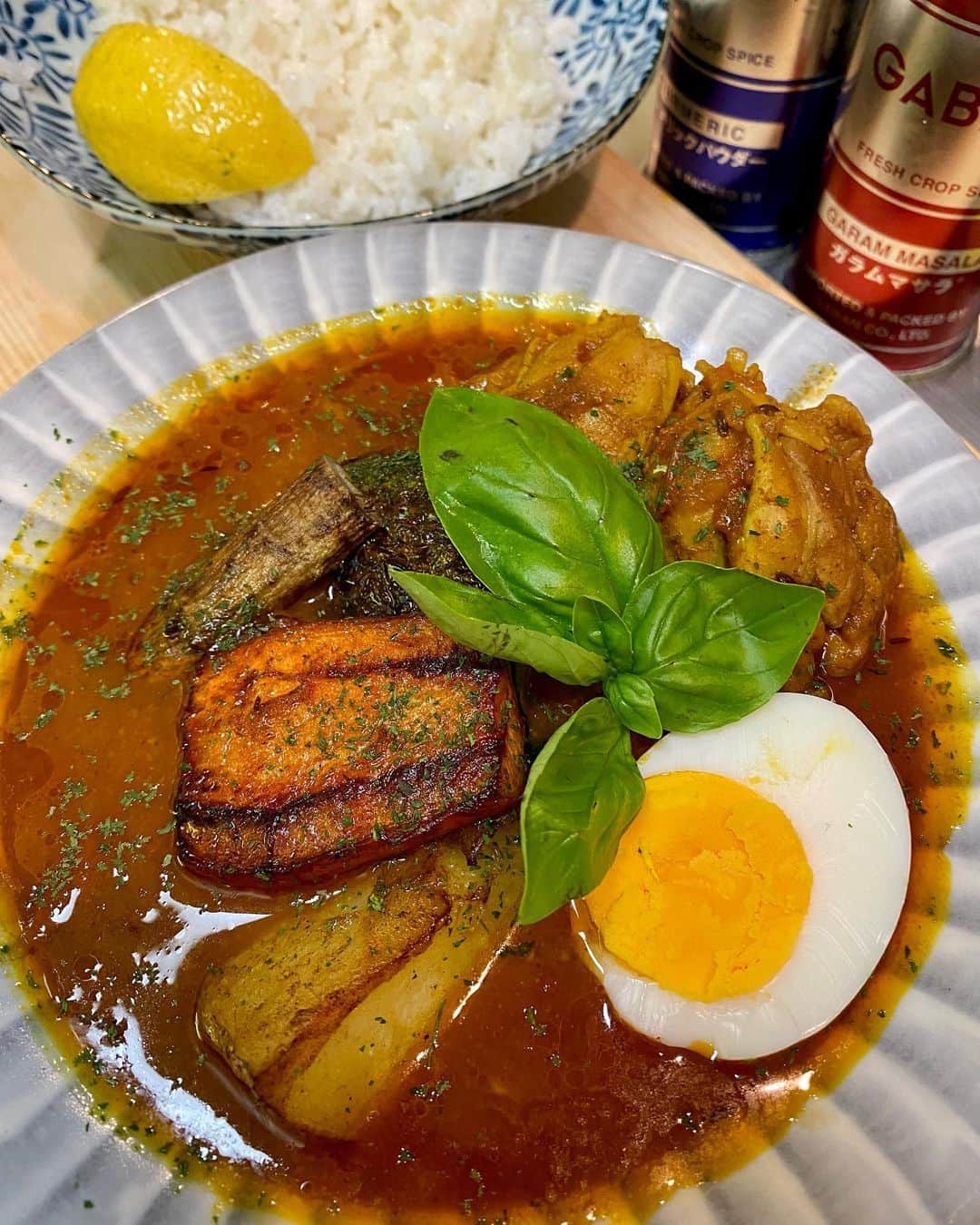 クボタマサヒコのインスタグラム：「🍛 スープカレー作ったことあったかな あるものでイチから大体で作ってみたけどかなり美味くできた〜 バジルも元気に育ってきました🌱 具：鶏もも肉、じゃがいも、人参、ズッキーニ、ゴボウ、卵 #スープカレー #curry #うちごはん #クボタ食堂」