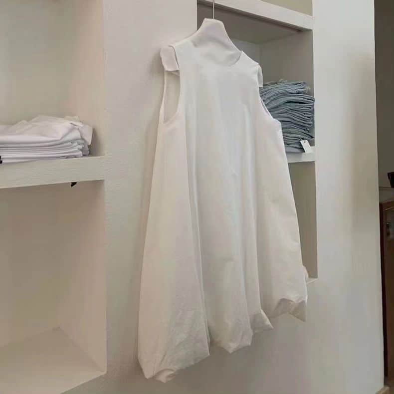 Y's Stellaさんのインスタグラム写真 - (Y's StellaInstagram)「. 🤍Super hit item BLACKとWHITEどちらが人気ですか?とよくご質問頂戴しております✨ 2色買いされる方がとっても多いのですが単体ではBlack6割White4割のペースでご注文頂いているかな?と思います😊🤍🖤  #ワンピ#ワンピース#ミニワンピ#バルーンワンピース#バルーンワンピ」5月22日 21時42分 - ys_stella_shop