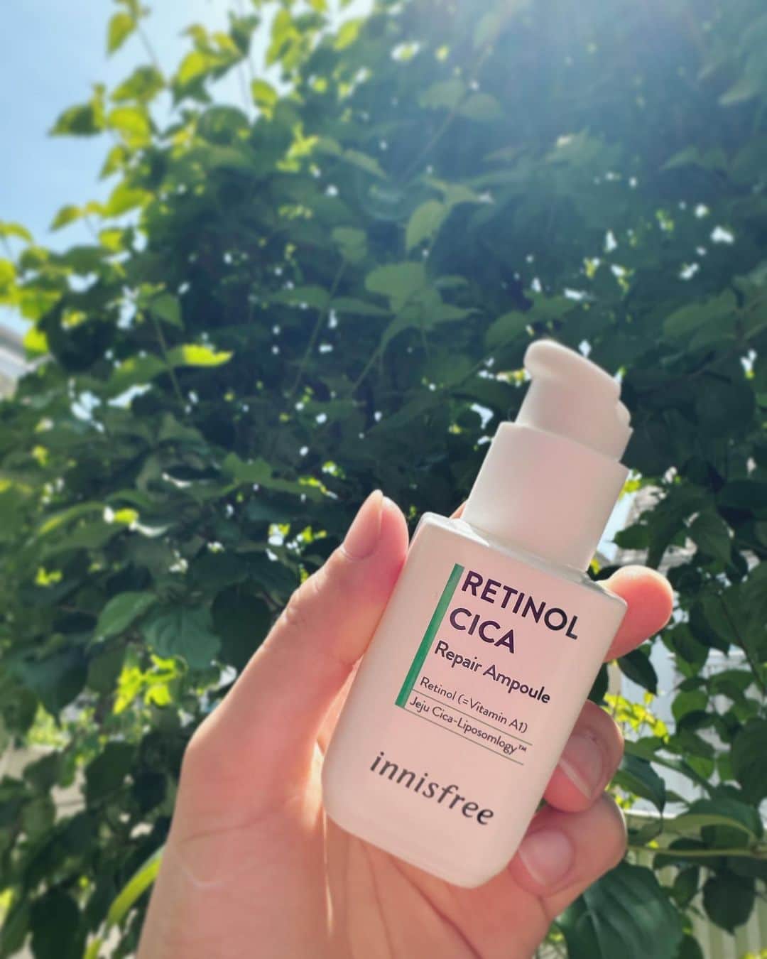 のインスタグラム：「💖  美肌女子のあいだで最近話題の @innisfreejapan のレチノールシカリペアセラム🌿  もはやエイジングケアには欠かせないレチノール成分と、 シカブームが到来する前から高評価のイニスフリー独自のシカ成分の ダブルの効果✌️💫 これは無敵すぎる！！！✨  みずみずしいテクスチャーで べたつかず、少量でもスッと伸びて、 毎日使えるよ🙆‍♀️💕  #innisfreejapan #イニスフリー #レチノールシカリペアセラム #レチノール #韓国コスメ #ベスコス #ベストコスメ #lips #pr #韓国コスメマニア #韓国スキンケア #スキンケアオタク #スキンケアマニア #スキンケアアドバイザー #スキンケアフェイシャリスト #新米ママ #子育てママ #インフルエンサー #ブロガー #横町ももこ」
