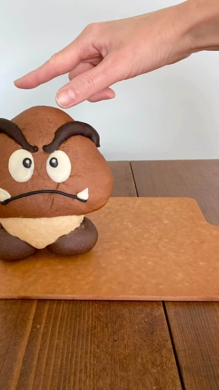 Ranのインスタグラム：「クリボーをつぶしてみました☺️  #Goomba #supermariobros #mariobros #bread #sandwich #hotsandwich #mario #Nintendo #クリボー #ホットサンド  #スーパーマリオ #イラストパン #konel任天堂シリーズ」