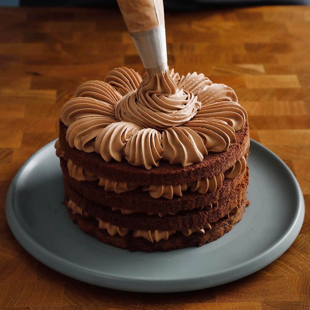 eguchikazuakiのインスタグラム：「【究極のチョコレートケーキ】  ・ふわふわしっとりに焼けるスポンジ ・生チョコを泡立てて作るクリーム  シンプルだけどチョコレートの質の違いで明確にわかれる味わい  完成されたケーキだけではない、所作も美しくあるべきなのがパティシエです 美味しいお菓子を段取りよく作る人は作業が綺麗です 汚れずに作れるレシピも大切 こちら ↓↓  材料 ・ふわふわチョコスポンジ 全卵　2個 グラニュー糖　90ｇ バイオレット※薄力粉　50ｇ 牛乳　40ｇ 無塩バター　20ｇ ココアパウダー　15ｇ  ・生チョコクリーム ビターチョコレート100ｇ 生クリーム35％　100ｇ 水あめ　24ｇ 生クリーム35％　200  若い時はムース大好きだった だんだん生地物が好きになる、またムースに戻る このお菓子は生地とクリームのバランスがめちゃくちゃちょうどいいです、作ってほしい  書籍掲載レシピ <とんでもないお菓子作り> これだけ紹介してるって事は鋭い方は気が付いているはず 詳しい作り方は動画をご覧下さい  楽しみにしていてくださいね👋🏻  #chocolatecake #chocolatecakes #ganachecake #ganache #gateaux #gateauxchocolat #chocolatecream #chocolaterecipes #easyrecipe  #youtuberecipe #patissier #chocolatier #newidea」