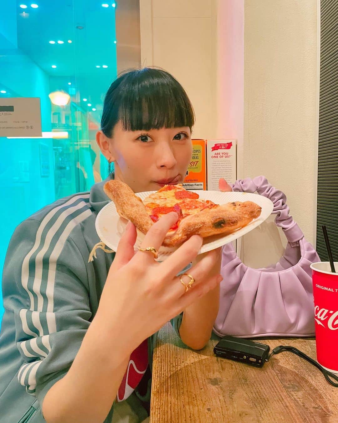 山木コハルさんのインスタグラム写真 - (山木コハルInstagram)「BIGピザを食しました👶🏻🫶  やっぱりピザにはドクターペッパーだね🧚‍♀️🫶」5月22日 21時47分 - yayamakoharyu