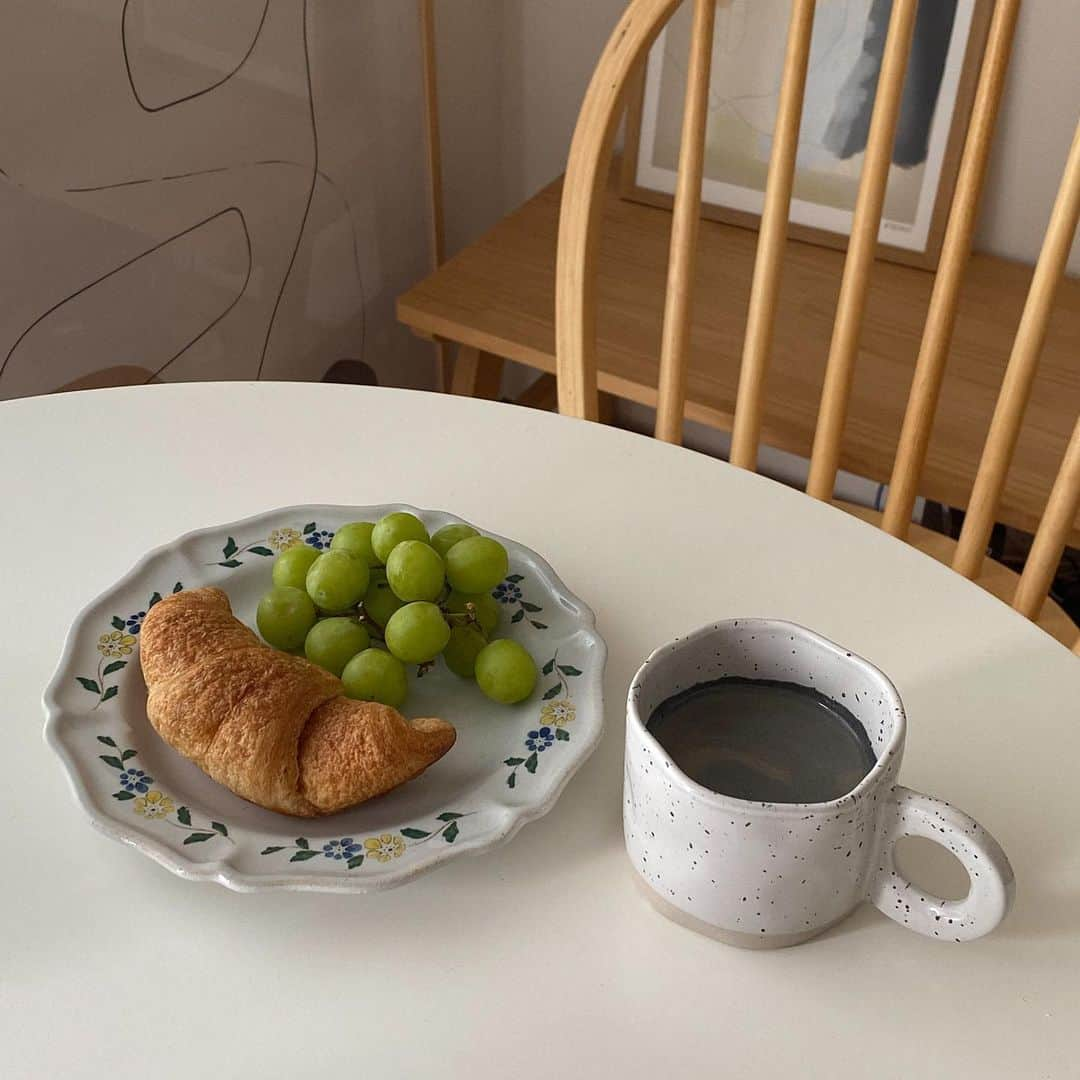 NANAさんのインスタグラム写真 - (NANAInstagram)「🥐☕️💭  Ohayo~ 🥱 最近は食べ過ぎてしまった日の翌日の朝は、いつものコーヒーをC COFFEEに置き換え！ それだけで美容や健康をサポートしてくれるんです✌🏻 炭のパワーで余分なものを吸収してくれて、体内環境改善をサポートしてくれるので、ダイエットにも嬉しい✨ しかも味に全くクセがなく、コーヒー特有の後味や苦味が少なくて本当に飲みやすいっっ。 ちなみに私はオーツミルクで割って飲むのがすき🫶🏻🤍 (満足度かなり高め)  生活に簡単に取り入れやすいし、毎朝の目覚め、忙しい朝にもおすすめです！🫧🕊️  #CCOFFEE  #シーコーヒー  #チャコールクレンズ @c_coffee_official」5月22日 21時50分 - nanappeee