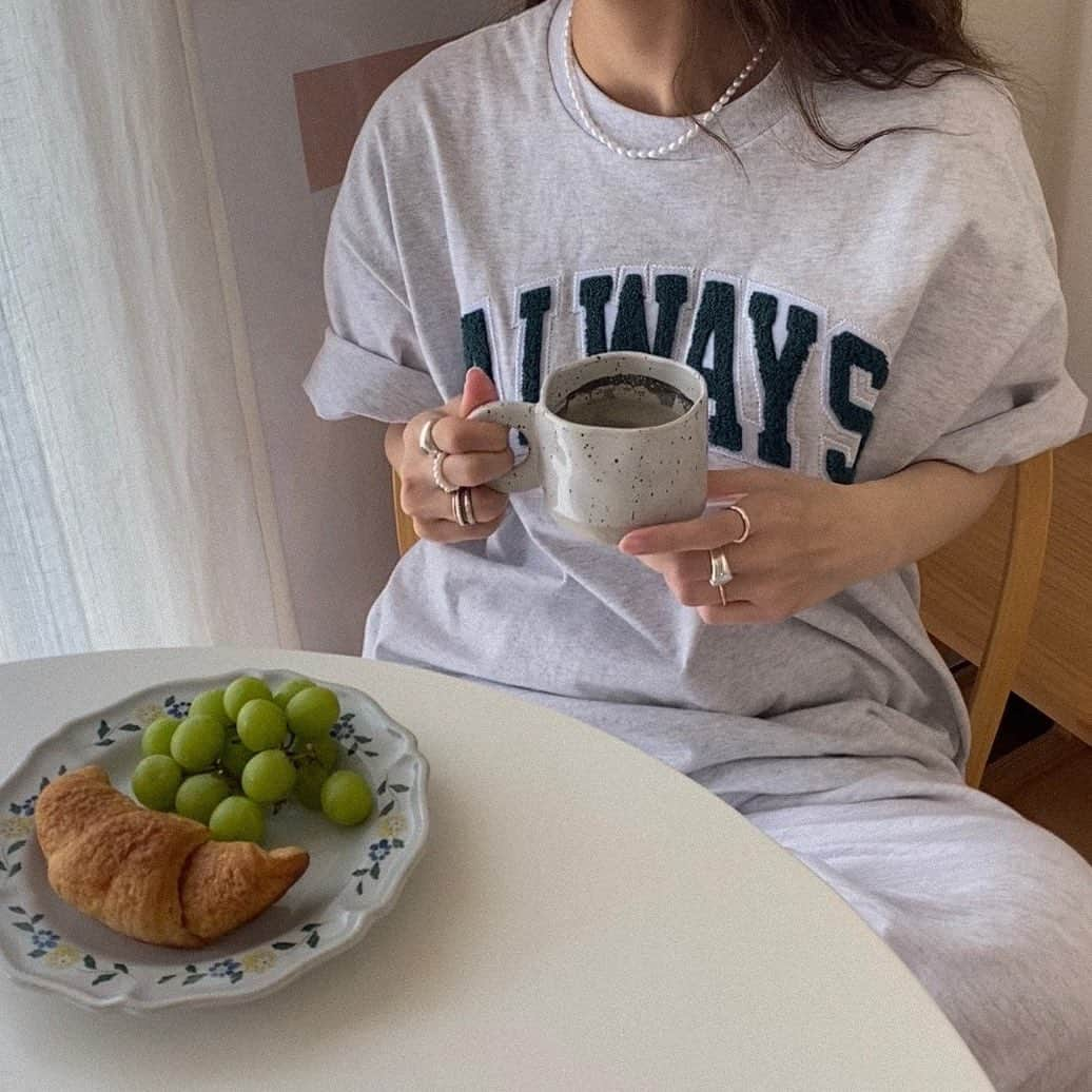 NANAのインスタグラム：「🥐☕️💭  Ohayo~ 🥱 最近は食べ過ぎてしまった日の翌日の朝は、いつものコーヒーをC COFFEEに置き換え！ それだけで美容や健康をサポートしてくれるんです✌🏻 炭のパワーで余分なものを吸収してくれて、体内環境改善をサポートしてくれるので、ダイエットにも嬉しい✨ しかも味に全くクセがなく、コーヒー特有の後味や苦味が少なくて本当に飲みやすいっっ。 ちなみに私はオーツミルクで割って飲むのがすき🫶🏻🤍 (満足度かなり高め)  生活に簡単に取り入れやすいし、毎朝の目覚め、忙しい朝にもおすすめです！🫧🕊️  #CCOFFEE  #シーコーヒー  #チャコールクレンズ @c_coffee_official」