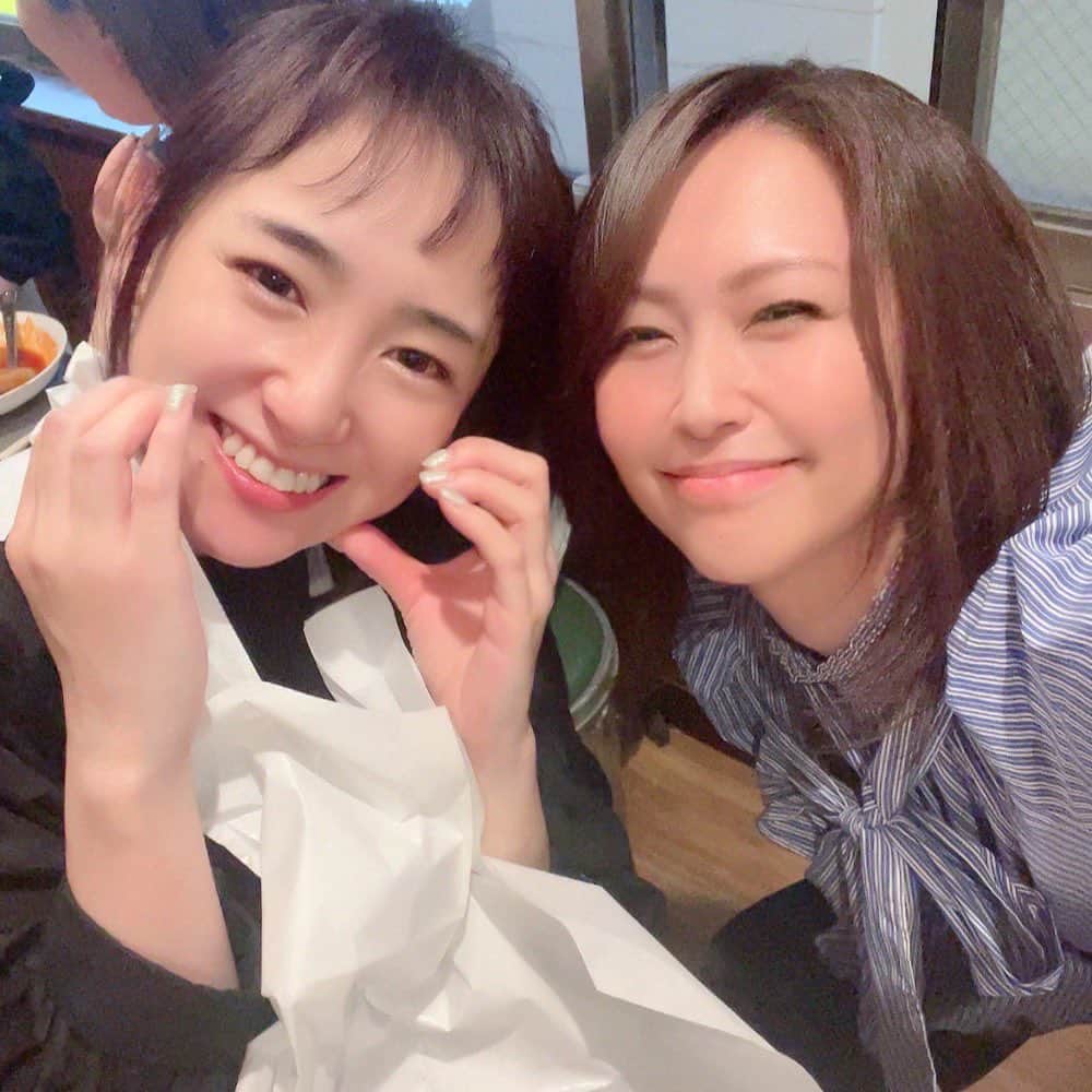 水上真理のインスタグラム：「土曜日の夜は サムギョプサル女子会🥰 . サムギョプサルも キムチチャーハンも めっちゃ美味しかった💕 . ユミコとなおちゃんから ステキなプレゼントを いただきました🎁✨ . 大好きな友達と過ごす時間は いつも楽しくて あっとゆーま🥰 . 幸せをありがとぉ💕 . これからもよろしくね✨ . #smile  #happiness  #love  #女子会  #サムギョプサル」