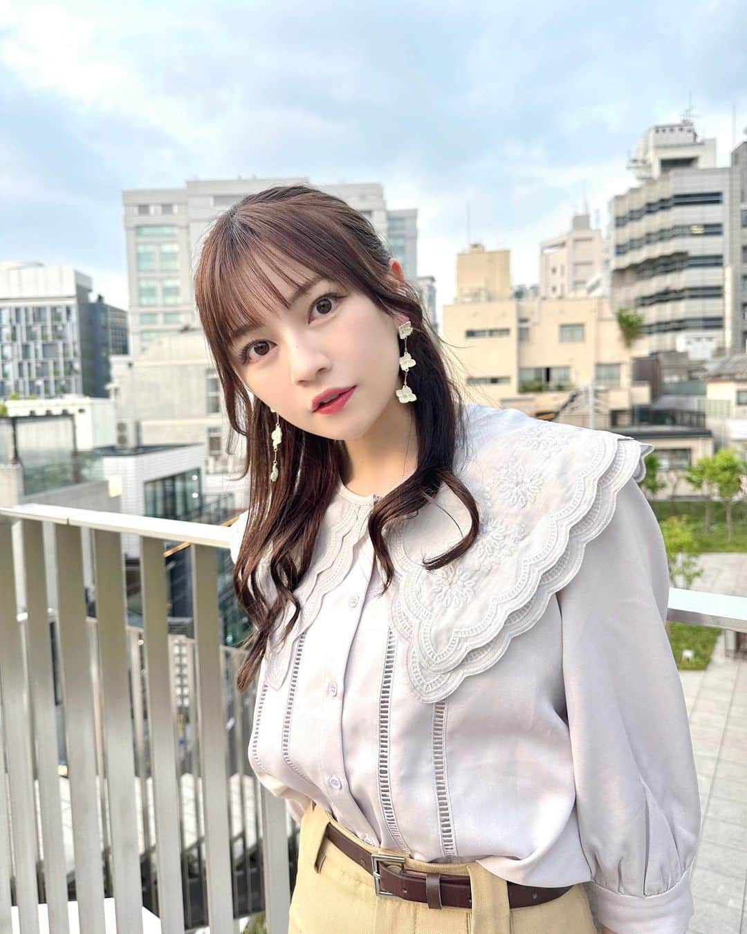廣川奈々聖のインスタグラム：「ミニスカ×ハイソックス とっても好き〜 ^.ˬ.^ 🩰🤍 ⁡ ⁡ きょうのコーデとヘアメイク良い感じで るんるんだった🎶 ⁡ ⁡ ⁡ #ななせのふく #lerevevaniller #今日のコーデ #ブラウスコーデ #ハーフアップ #ハイソックスコーデ #pr @joint_space @lerevevaniller」