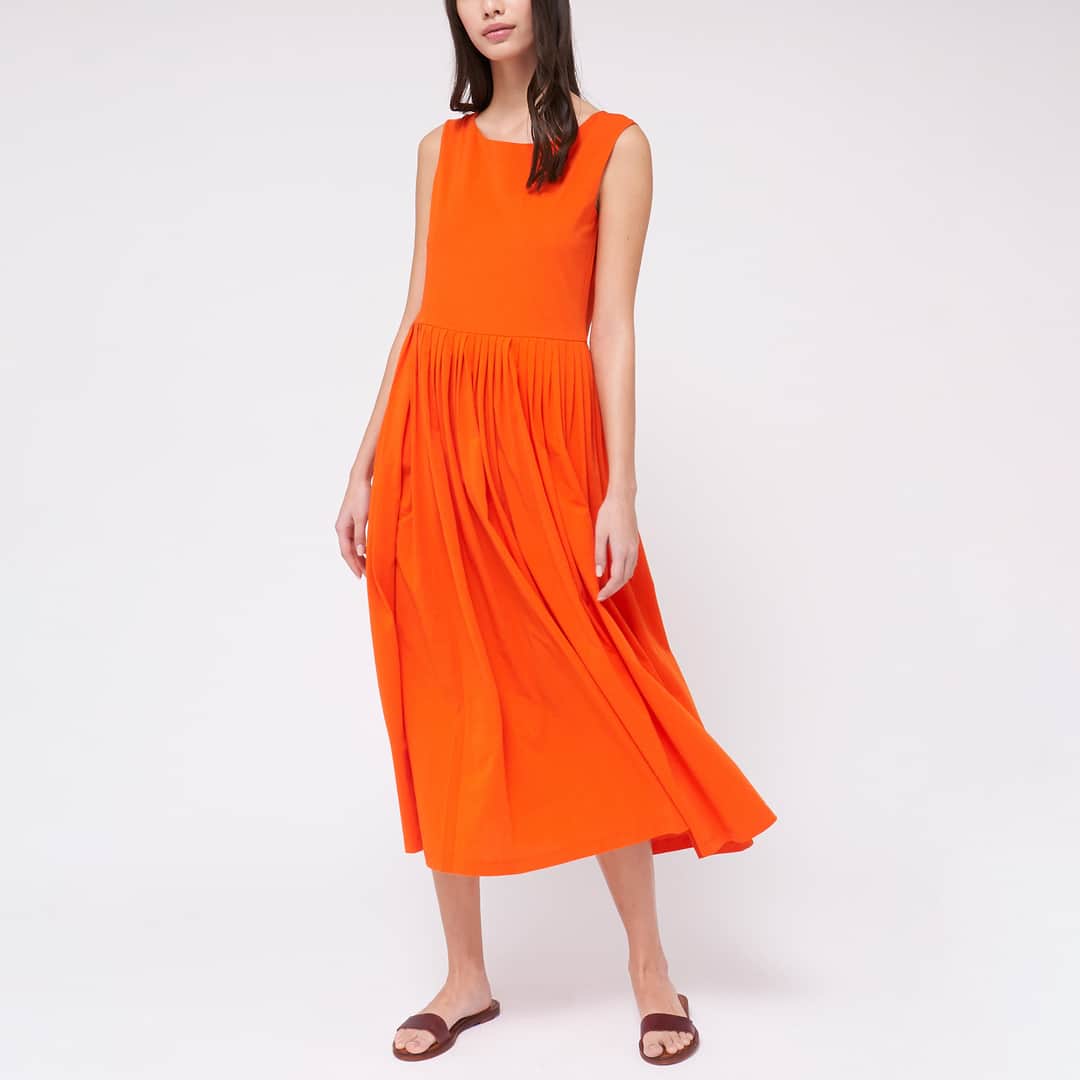 デミリーのインスタグラム：「Vibrant dresses for warm weather—shop the Adita Dress in a brilliant shade of Summer Red.」
