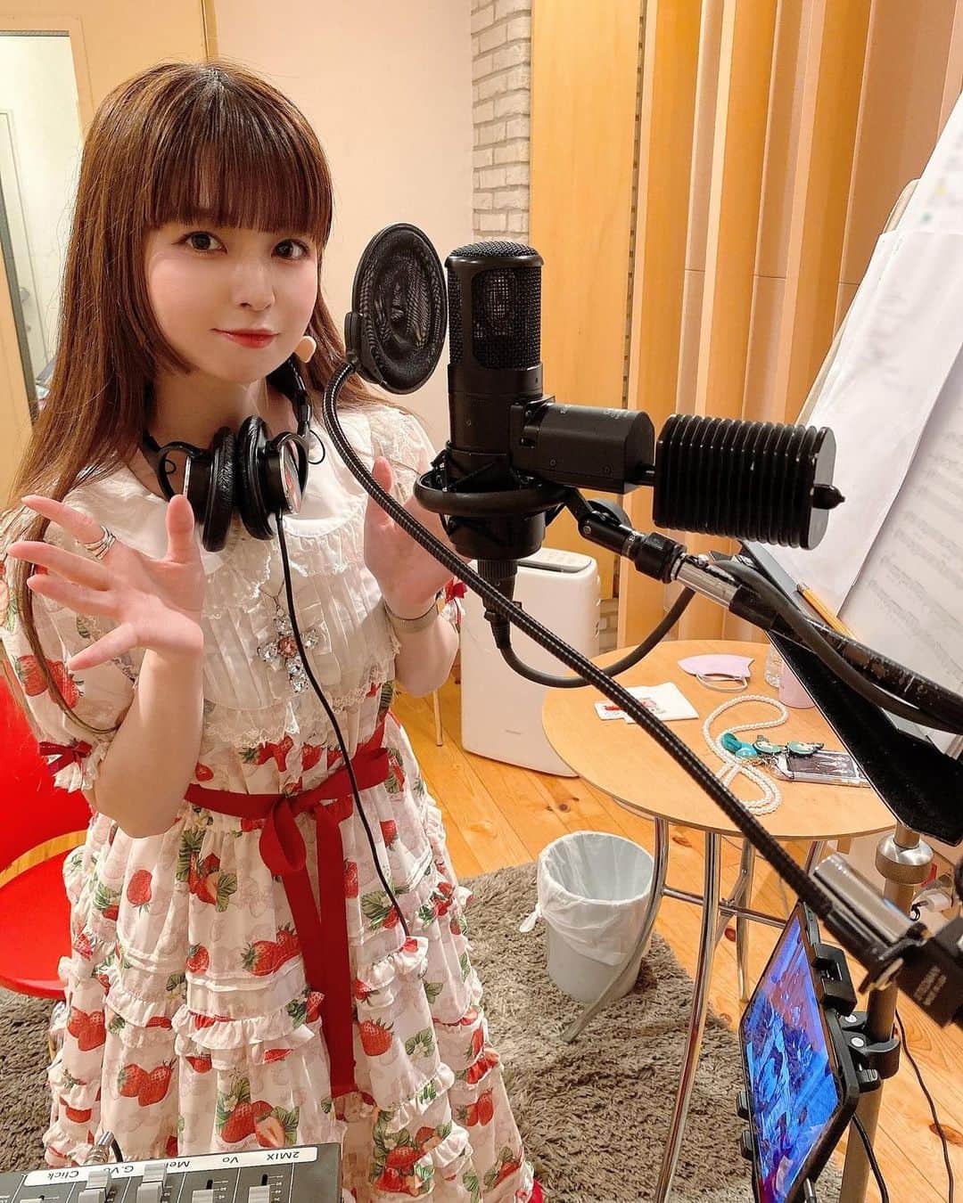 春奈るなのインスタグラム：「本日はとってもハッピーな楽曲のRecでした💐✨ 実装をお楽しみに🥰💖 #ユアマジェ   👗 @emilytemplecute_official」