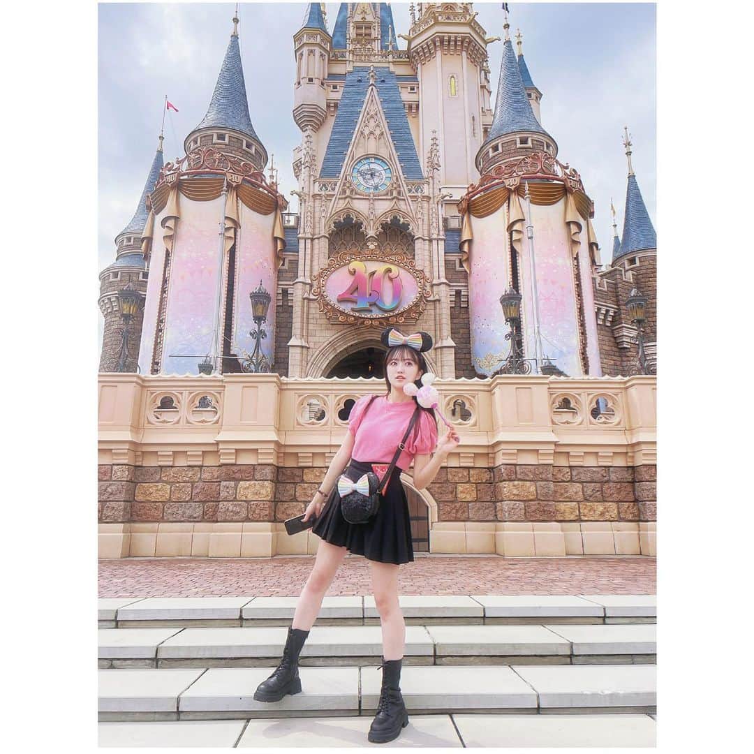 日比野芽奈さんのインスタグラム写真 - (日比野芽奈Instagram)「🏰🫧 . . . ディズニーランド40周年〜〜！ . . . 写真スポットたくさんあったけど、 お城でたくさん撮ったよ📸 . . . ピンクを基調としたカラフルな 色味がかわいい🎀 . . . #東京ディズニーランド #ディズニーランド#東京ディズニーリゾート #ディズニーリゾート #ディズニーグッズ #ディズニーカチューシャ  #ディズニーコーデ #夢の国 #夢が叶う場所 #ミニー #ミニーコーデ  #ミニーちゃん #ミニーバウンド #ドリームゴーラウンド #ハーモニーインカラー #ハモカラ #ディズニー40周年 #シンデレラ城 #tokyodisneyland #tdl #tokyodisneyresort #disney #disneyland #disneystyle  #disneygoods  #minnie」5月22日 21時54分 - hibino_meina