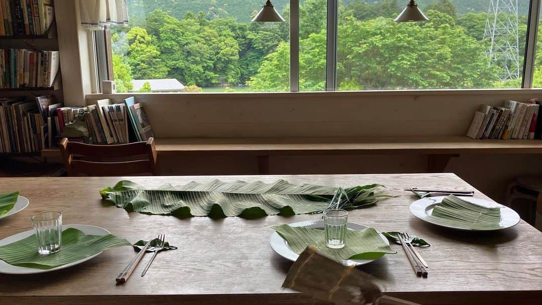 kanaさんのインスタグラム写真 - (kanaInstagram)「高知の旅  旅から戻り何だか夢心地でぼんやり 食いしん坊同盟のとみこさんと とうとう服部雄一郎さん麻子さん ご夫婦のいる高知県へ行って来ました  早朝に家を出て高知龍馬空港へ 午前中に到着し 空港に雄一郎さんが迎えに来て下さってご自宅迄の道すがら立ち寄った 普段から利用しているという ごく普通のスーパーと思いきや オーガニックのものがコーナーの 至る所に一緒に並んでいるのです  オーガニック専門店では無く 普段のスーパーで買い物客が 陳列されている中で其れらを選べる 価格も比べてこれくらいの差なら オーガニックのものを試しに 選んでみようかなと切っ掛けにもなる 凄く良いやり方だなぁ もっと全国的に広まらないかしら  もう一ヶ所寄って頂いた直販店は 農家の方たちの作物や加工食品  手仕事品がとてもリーズナブルに 売られています  観光地でない普段の生活を 見せて頂いた様でとても嬉しい寄り道  服部家に到着した庭では 満面の笑顔で麻子さんが迎えて下さって 早速お庭ツアーのスタート  風に揺れるコリアンダーの白い花や 春菊の花が満開  お庭の奥にはニワトリが小屋に一羽 そしてネコが1匹 お庭を気持ち良さそうに歩いてる  シロちゃん(ニワトリ)に クリスタル(ネコ) シロちゃんはお庭を案内してくれる 麻子さんの後を追いかけてる ニワトリってこんなに懐くんだ と思ったら… 土を掘り返す時のミミズを 如何やら楽しみにしているそう 笑  クリスタルはお腹が空くと リビングの外からニャーとアピール ハート形がふたつある様に見える 背中の可愛いい子  去年大豊作だったという菊芋の葉を 初めて見れたり(芋しか知らなかった) 大好きなディルの花がもう少しで 咲きそうな庭を歩いて 今年の順調な玉ねぎを見たり 大興奮な私たちでした  花木も果樹もこれからがとても楽しみ  お昼は庭の色々なリーフを摘んで これ以上無い新鮮なサラダ  シロちゃんの産んでくれた 貴重な卵で作って下さった一品は 感動的な美味しさ どれも買物はせずにあるものでと 仰るけれど 全ては買わないと手に入らない 我家の暮らしから思えば とても豊か いえいえ そもそも買えない 価値のものたち  大きなテーブルをゆったりと囲んで 好みのお皿には外の景色と繋がっている様な庭の葉や麦の穂を使った設えは 過剰なものは無くてとても好み  お二人の人柄そのままの無理のない 自然体 心地良くもてなされ ゆっくりとさせていただきました  旅から戻った日は 丁度お二人が掲載されている &Premium7月号の発売日 あの人は､どう生きてきたのか の 特集ページのトップを飾られています 特集の内容がとても良いです 宜しかったら是非ご覧になって下さいね  つづく  #高知の旅 #服部雄一郎さん #服部麻子さん #サステイナブルに暮らしたい #サステイナブルに家を建てる」5月22日 21時57分 - vanillabeansbouquets