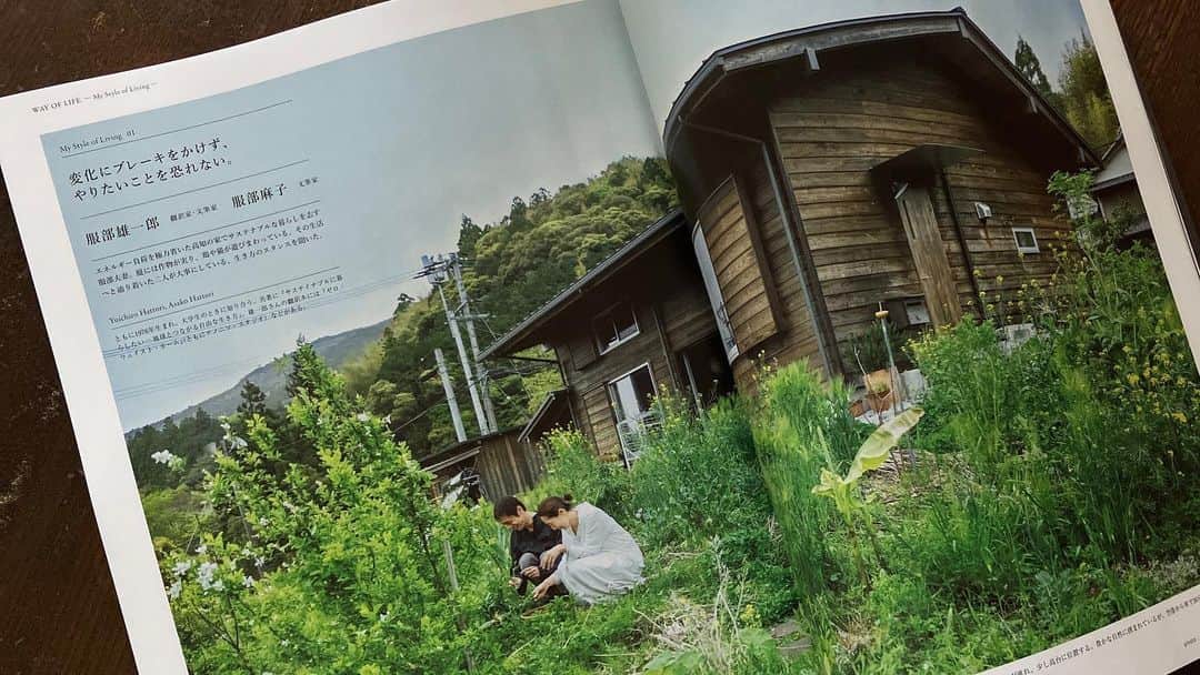 kanaさんのインスタグラム写真 - (kanaInstagram)「高知の旅  旅から戻り何だか夢心地でぼんやり 食いしん坊同盟のとみこさんと とうとう服部雄一郎さん麻子さん ご夫婦のいる高知県へ行って来ました  早朝に家を出て高知龍馬空港へ 午前中に到着し 空港に雄一郎さんが迎えに来て下さってご自宅迄の道すがら立ち寄った 普段から利用しているという ごく普通のスーパーと思いきや オーガニックのものがコーナーの 至る所に一緒に並んでいるのです  オーガニック専門店では無く 普段のスーパーで買い物客が 陳列されている中で其れらを選べる 価格も比べてこれくらいの差なら オーガニックのものを試しに 選んでみようかなと切っ掛けにもなる 凄く良いやり方だなぁ もっと全国的に広まらないかしら  もう一ヶ所寄って頂いた直販店は 農家の方たちの作物や加工食品  手仕事品がとてもリーズナブルに 売られています  観光地でない普段の生活を 見せて頂いた様でとても嬉しい寄り道  服部家に到着した庭では 満面の笑顔で麻子さんが迎えて下さって 早速お庭ツアーのスタート  風に揺れるコリアンダーの白い花や 春菊の花が満開  お庭の奥にはニワトリが小屋に一羽 そしてネコが1匹 お庭を気持ち良さそうに歩いてる  シロちゃん(ニワトリ)に クリスタル(ネコ) シロちゃんはお庭を案内してくれる 麻子さんの後を追いかけてる ニワトリってこんなに懐くんだ と思ったら… 土を掘り返す時のミミズを 如何やら楽しみにしているそう 笑  クリスタルはお腹が空くと リビングの外からニャーとアピール ハート形がふたつある様に見える 背中の可愛いい子  去年大豊作だったという菊芋の葉を 初めて見れたり(芋しか知らなかった) 大好きなディルの花がもう少しで 咲きそうな庭を歩いて 今年の順調な玉ねぎを見たり 大興奮な私たちでした  花木も果樹もこれからがとても楽しみ  お昼は庭の色々なリーフを摘んで これ以上無い新鮮なサラダ  シロちゃんの産んでくれた 貴重な卵で作って下さった一品は 感動的な美味しさ どれも買物はせずにあるものでと 仰るけれど 全ては買わないと手に入らない 我家の暮らしから思えば とても豊か いえいえ そもそも買えない 価値のものたち  大きなテーブルをゆったりと囲んで 好みのお皿には外の景色と繋がっている様な庭の葉や麦の穂を使った設えは 過剰なものは無くてとても好み  お二人の人柄そのままの無理のない 自然体 心地良くもてなされ ゆっくりとさせていただきました  旅から戻った日は 丁度お二人が掲載されている &Premium7月号の発売日 あの人は､どう生きてきたのか の 特集ページのトップを飾られています 特集の内容がとても良いです 宜しかったら是非ご覧になって下さいね  つづく  #高知の旅 #服部雄一郎さん #服部麻子さん #サステイナブルに暮らしたい #サステイナブルに家を建てる」5月22日 21時57分 - vanillabeansbouquets