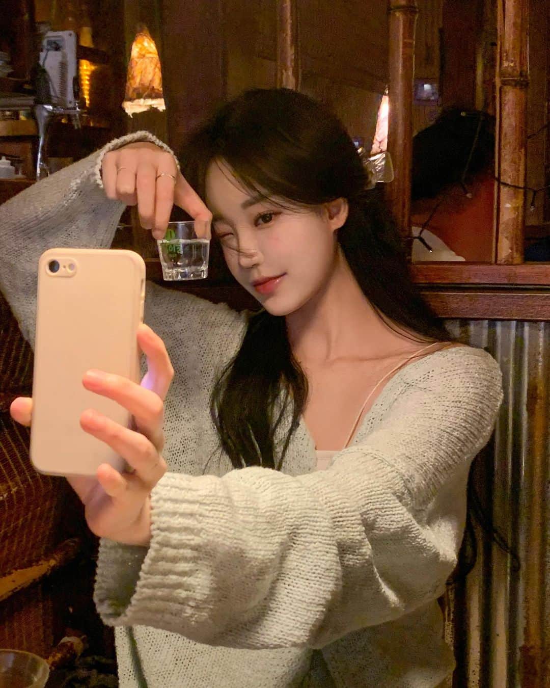 キム・ダビンのインスタグラム：「1. 소주 몇 잔에 약간 얼큰한 상태 2. 그런 김에 난생 처음 올려보는 안경 쓴 사진 3. 많이 얼큰해진 나의 사랑 고백 4,5. 오늘의 ootd」