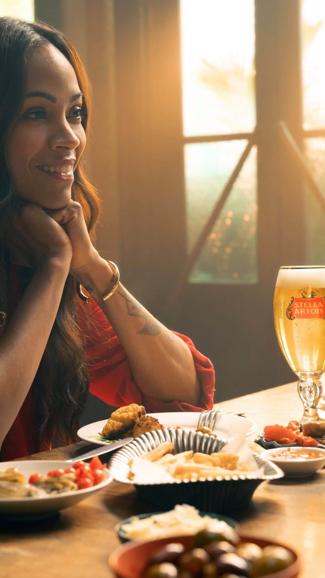 ゾーイ・サルダナのインスタグラム：「If you could have dinner with me, Matt Damon and anyone else over a Stella, who would you invite? While you are thinking that through, head to @StellaArtoisUSA for a chance to have dinner with us. #LetsDoDinner    STELLA ARTOIS®️ LET’S DO DINNER SWEEPSTAKES.  NO PURCHASE NECESSARY.  Open to U.S. residents 21+. Ends 9/4/23.  Visit stellaartois.com/letsdodinner for entry & Official Rules.  Msg & data rates may apply.  Void where prohibited.」