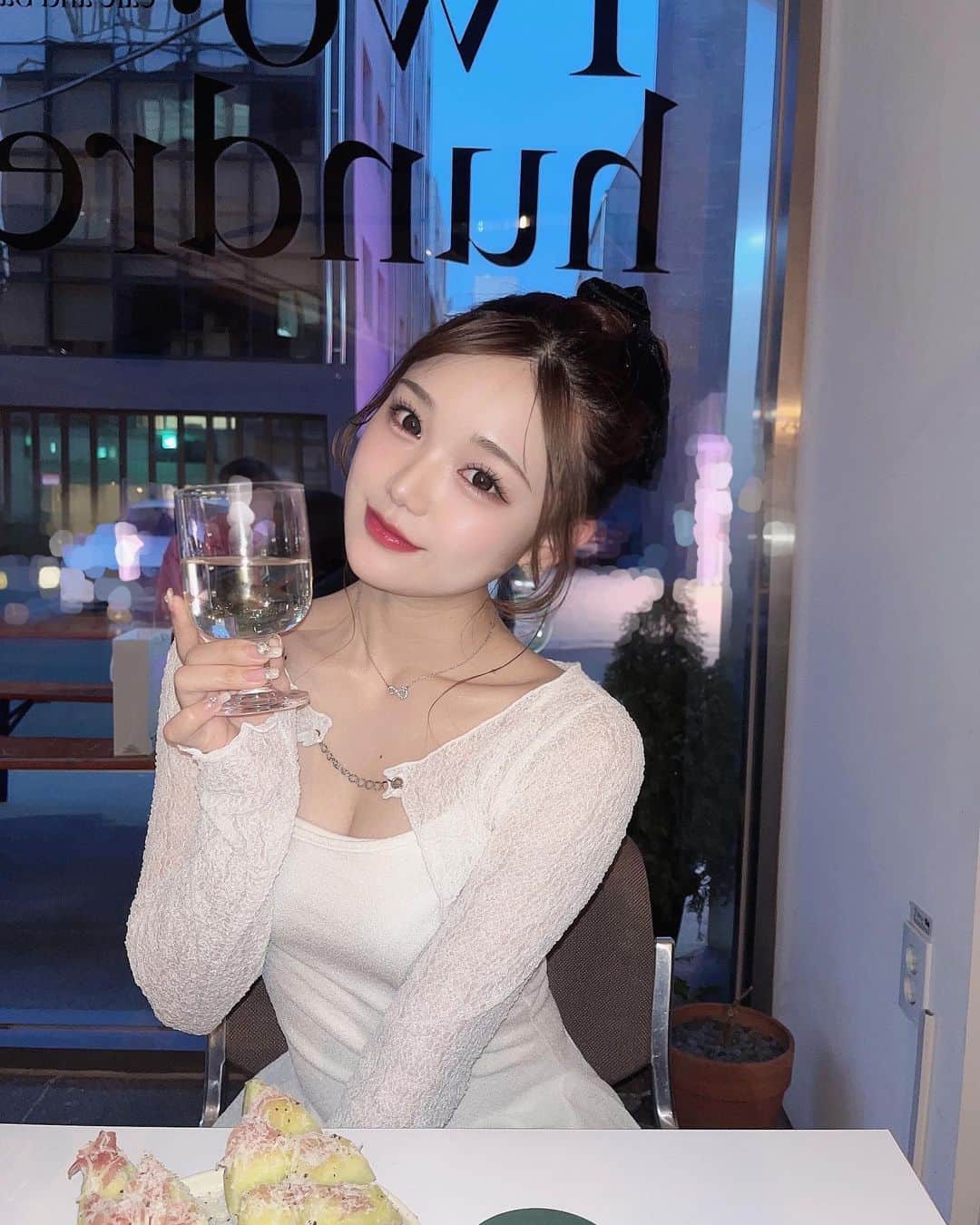 古澤里紗さんのインスタグラム写真 - (古澤里紗Instagram)「ユリナおすすめの韓国のカフェに いきましたっ🥂✨  . . .  メロンの生ハムおいしかった🍈 オシャレに白ワイン飲んだけど2人して二口でもうおわり＾＾💧  お洋服は、韓国で買ったもの バレリーナみたいなコーデでお気に入りなの🩰🤍''  . . . #ふーりーこーで  #フレンチガーリー  #韓国カフェ」5月22日 21時58分 - fuuuuu_ri