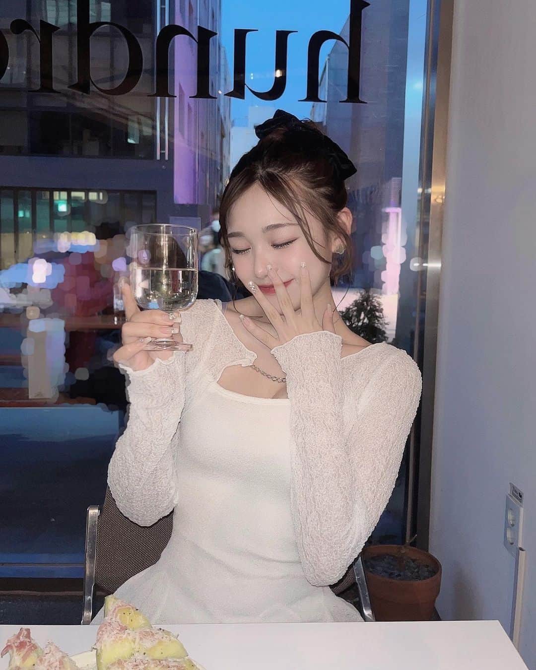 古澤里紗さんのインスタグラム写真 - (古澤里紗Instagram)「ユリナおすすめの韓国のカフェに いきましたっ🥂✨  . . .  メロンの生ハムおいしかった🍈 オシャレに白ワイン飲んだけど2人して二口でもうおわり＾＾💧  お洋服は、韓国で買ったもの バレリーナみたいなコーデでお気に入りなの🩰🤍''  . . . #ふーりーこーで  #フレンチガーリー  #韓国カフェ」5月22日 21時58分 - fuuuuu_ri