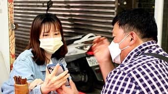 スギちゃんのインスタグラム：「迷宮グルメ　異郷の駅前食堂　台湾・府中駅 2023年5月23日(火)BS朝日22時30分 台湾・府中駅 ◎台湾の首都・台北のベッドタウンにある府中駅で降りたスギちゃん。通りを歩いていると、たくさんの棒を使って運勢を見るという占い師さんを発見。そこで仕事で今、一番気になっていることを占ってもらうことに。しかし、お互いに言葉が通じないので、どうにもおかしなことに… ◎屋台が並ぶ夜市でパチンコのようなゲームに挑戦し、フィーバーして喜ぶスギちゃん。しかし、交換してもらった景品にまさかの大苦戦！一体、そのワとケは？」