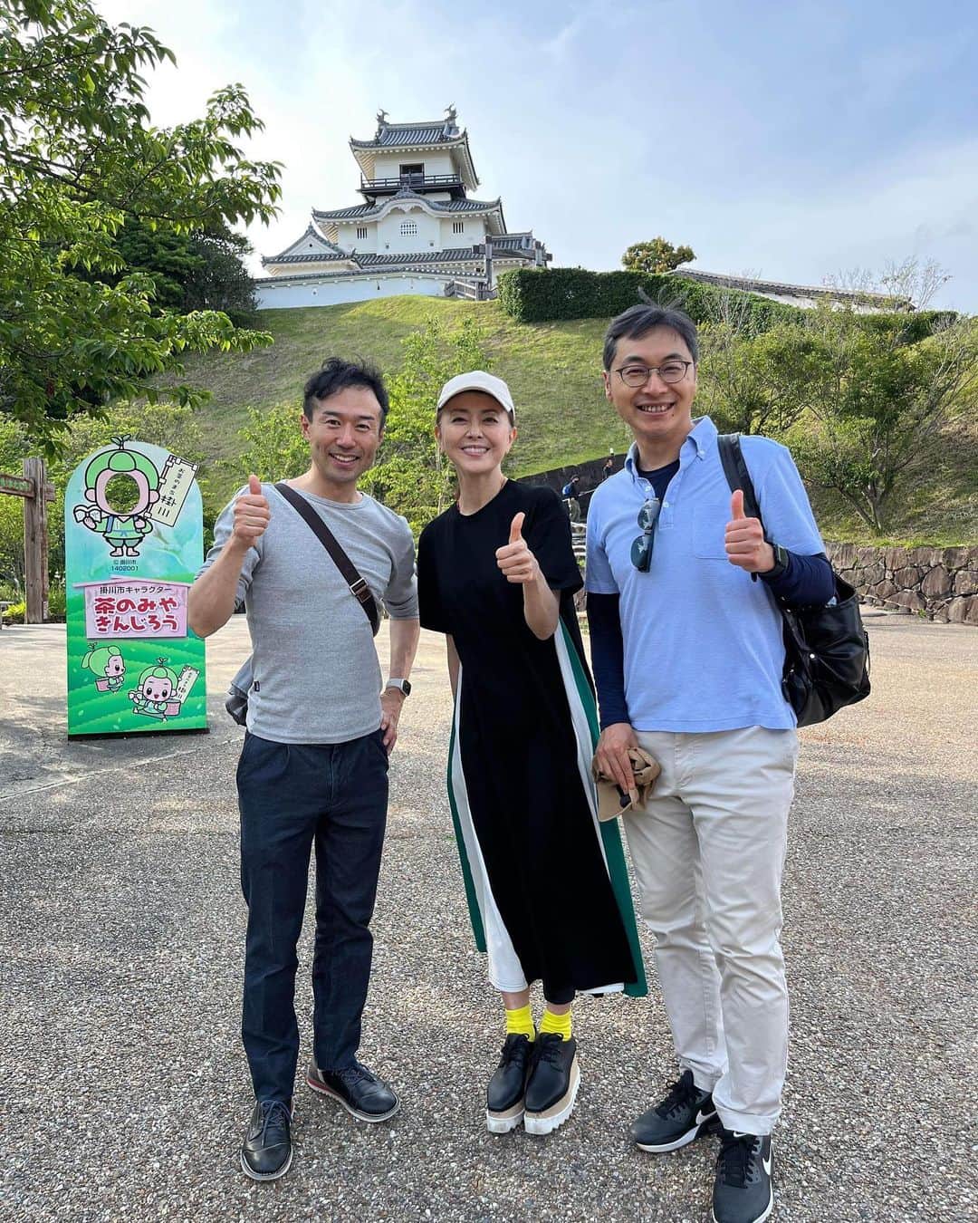 熊谷真実さんのインスタグラム写真 - (熊谷真実Instagram)「昨日は掛川市長　久保田崇さん、SBSアナウンサーの牧野克彦さんと修復された掛川城見学しました！  修復を任されたのは掛川市の建築家　鈴木庄一さんの熱い想いに感動しました、  大人の遠足 いいものですね。  #熊谷真実 #掛川城 #掛川城修復 #掛川市長 #久保田崇市長 #SBSアナウンサー #牧野勝彦さん」5月22日 21時58分 - mami_kumagai310