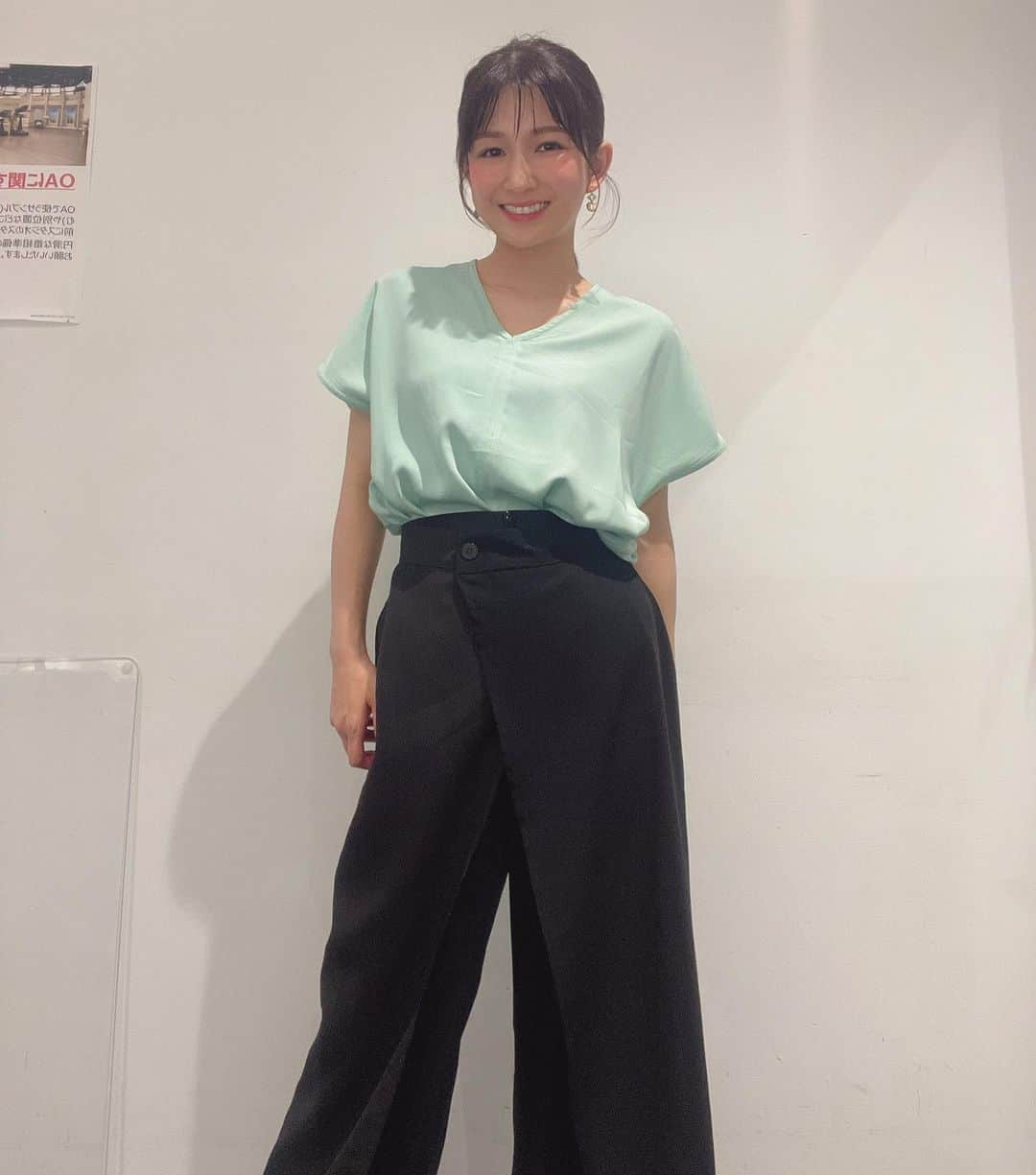 小西ゆりなさんのインスタグラム写真 - (小西ゆりなInstagram)「今週も　@qvc_japan 生放送をご覧いただき、ご購入くださった方々ありがとうございました🙇‍♀️✨  本日のスタジオ衣装👗 tops… @manana_suerte  pants… @aic_official  一見巻きスカートのようなワイドパンツがお気に入り🤩 素敵な衣装をありがとうございました❣️ #小西ゆりな #商品アドバイザー #qvc #生放送 #衣装」5月22日 22時00分 - yurina_konishi