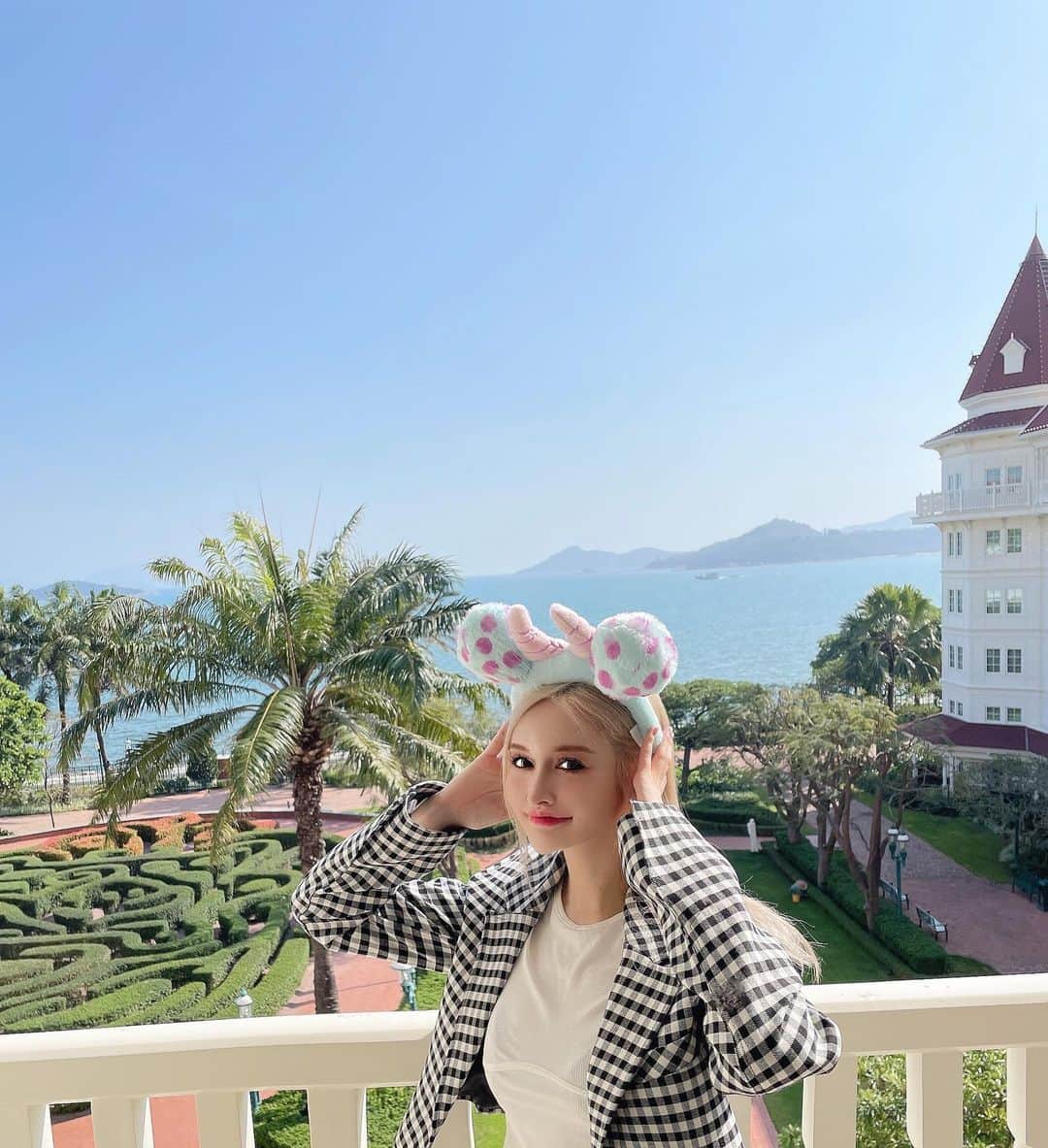 K͎A͎R͎E͎N͎のインスタグラム：「🇭🇰  香港ディズニーランドホテルに泊まった🫶🏻  ヴィクトリア調な館内には 至る所にミッキーたちがいて癒された🌹👑  #disneylandhotelhongkong #disneylandhotel #hkdisneyland #hongkongdisneyland #hongkong #香港 #香港ディズニーランド #香港迪士尼樂園 #trip #disney #disneyland #時差投稿」