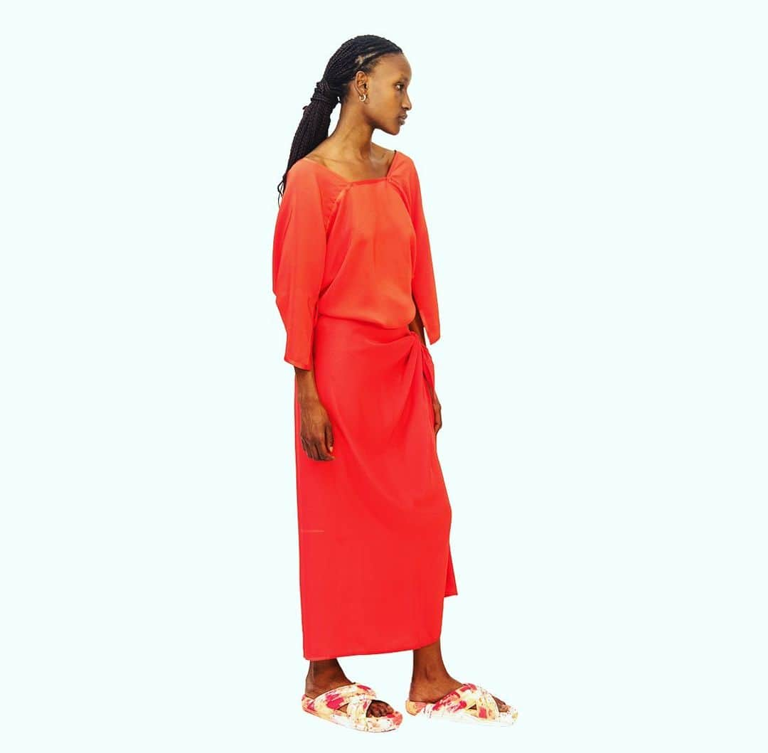 ジャンポールノットのインスタグラム：「Red Passion  Silk crepe back satin   JEANPAULKNOTT    brussels   Présents  KNOTT FOR YOU ?  Spring Summer 2023  #belgiumfashion #dashion #madeinbrussels #nadetoorder #madetolove #redpassion #redforever #ruefranzmerjay147 #knotthouse #ixelles_elsene」