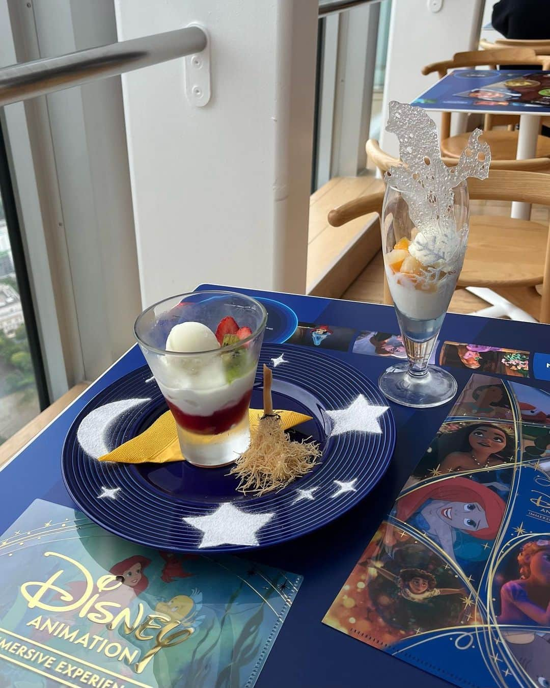 YOUKORINさんのインスタグラム写真 - (YOUKORINInstagram)「Disney🪄︎︎🐭 ファンタジアとアナ雪を イメージしたパフェ🍨  ディズニーイマーシブ鑑賞後に コラボ中カフェへ😍  ディズニーイマーシブは 08/31まで開催中✨  #ディズニー#ディズニーイマーシブ#六本木#六本木カフェ#Disney#ディズニーコラボ#東京#東京カフェ#森アーツセンターギャラリー#tokyo#roppongi」5月22日 13時15分 - xxy0uc0riinxx