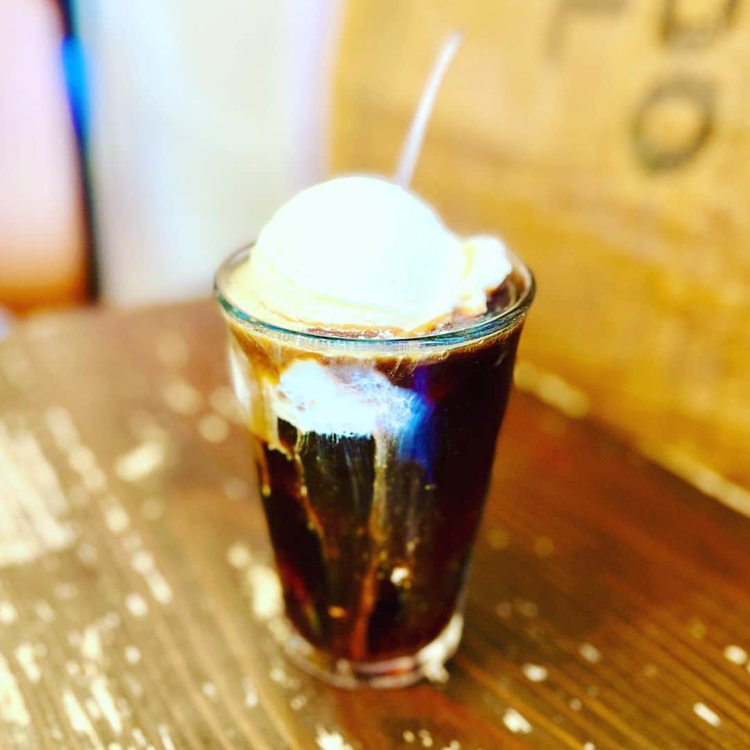 松尾貴史さんのインスタグラム写真 - (松尾貴史Instagram)「下北沢「般°若（パンニャ）」斜向かいの「こはぜ珈琲☕️」で、これまたヘビーローテーションのコーヒーフロート（390円）を。  ここのコーヒーフロートは出色なんです。暖かくなると、こればっかり💦  #こはぜ珈琲 #パンニャ #コーヒーフロート #松尾貴史」5月22日 13時35分 - kitsch.matsuo
