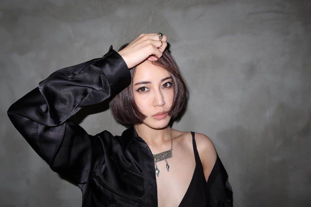 藤井夏恋のインスタグラム：「Color contact lens🩵by Angeleyes 現在一番人気のカラー ・ローズブラウン・アッシュグレー の度なしが欠品中だったのですが、やっと再入荷しましたー！！😚  こんな感じで付けてる感なく、 ナチュラルに目元を華やかにしてくれるので是非シチュエーションに合わせて使ってみてね。  私はローズブラウン度なしを着用✨  @angeleyes.official」