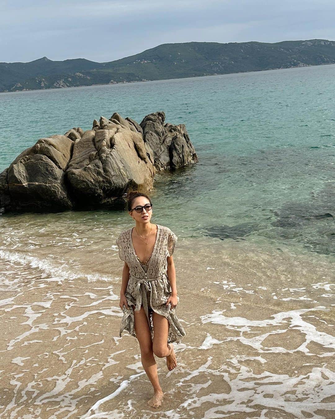 西内ひろのインスタグラム：「📍フランス/Corse  ラストはコルシカ島🇫🇷で過ごしました🙏　　　  ナポレオンが産まれた島。 海がとても綺麗で、歴史も感じられる島。  まだ海に入るには少し水が冷たく、まだ早かった😅 けど、無理やり入りましたw  #コルシカ島 #フランス #旅行好きな人と繋がりたい」