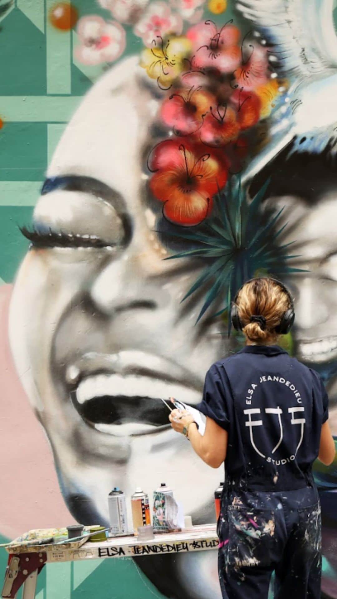 のインスタグラム：「[City x Art🎨]  Did you know that apart from being the commercial and financial hub🏢, Sheung Wan and Central are also known as the “old town” of Hong Kong? Vibrant graffiti and illustrations are commonly spotted, so if you happen to visit these neighbourhoods, do keep an eye👀 on these stunning artworks inspired by iconic street scenes and celebrities!🤩  [City x Art🎨]  發掘香港金融中心🏢 — 中上環充滿藝術氣息嘅一面！起行探索舊城中環，隨時發現世界各地藝術家👩🏻‍🎨，以著名影星同場景等創作嘅壁畫同graffiti，仲唔約埋朋友嚟呢個art space感受無窮創意👀？  #OldTownCentralArt  #HelloHongKong #DiscoverHongKong  🖼️ Thumbnail: Artist👩🏻‍🎨: Elsa Photographer📷: Kyra Campbell  🎨👩🏻‍🎨🎨👨🏻‍🎨🎨👩🏻‍🎨🎨👨🏻‍🎨🎨👩🏻‍🎨🎨👨🏻‍🎨🎨👩🏻‍🎨🎨👨🏻‍🎨🎨👩🏻‍🎨 Hong Kong welcomes you✈️! Now travellers can get ‘Hong Kong Goodies’ 🛍️vouchers including one FREE welcome drink🍸 in the hottest bars! Check out the details here: bit.ly/HelloHKgoodiesEN. Hope to see you all soon! 香港歡迎你✈️！而家遊客仲可以享用「香港有禮🛍️」消費優惠券，去得獎酒吧免費飲返杯🍸🍹！詳情請留意 bit.ly/HelloHKgoodiesTC」