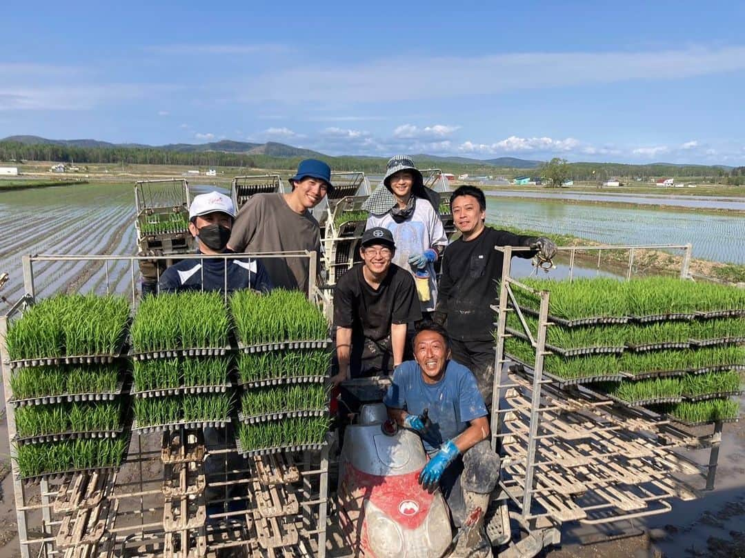 越川優さんのインスタグラム写真 - (越川優Instagram)「先日、北海道鷹栖町にある、 たかすタロファームさんにお邪魔してきました🌾🍚😊  今年も美味しいお米を楽しみにしています😆  たかすタロファームさんには、 第1回大会より、YOU+YU CUP を、サポートしていただいております🙇‍♂️  そして、しらーと発表しますが、今年も開催しますよ😎 YOU+YU CUP‼️🏐🏖️😊  今年はバージョンアップしたお祭り🪅にしたいと企んでいます😎  そしてそして！！ たかすタロファームさんと越川優のコラボ米も皆さんにお届け出来るように企画、相談中です🌾☺️  今年のYOU+YU CUP は、 7月27日(木)〜30日(日)  です‼️  #たかすタロファーム  #森山病院 presents #YOU+YUCUP  #ゆうゆうカップ  #越川優  #旭川市  #鷹栖町  #バレーボール  #ビーチバレーボール  #YOU+YUProject.  #しらーと発表  #後日ちゃんと発表するよ」5月22日 13時39分 - yu_koshikawa