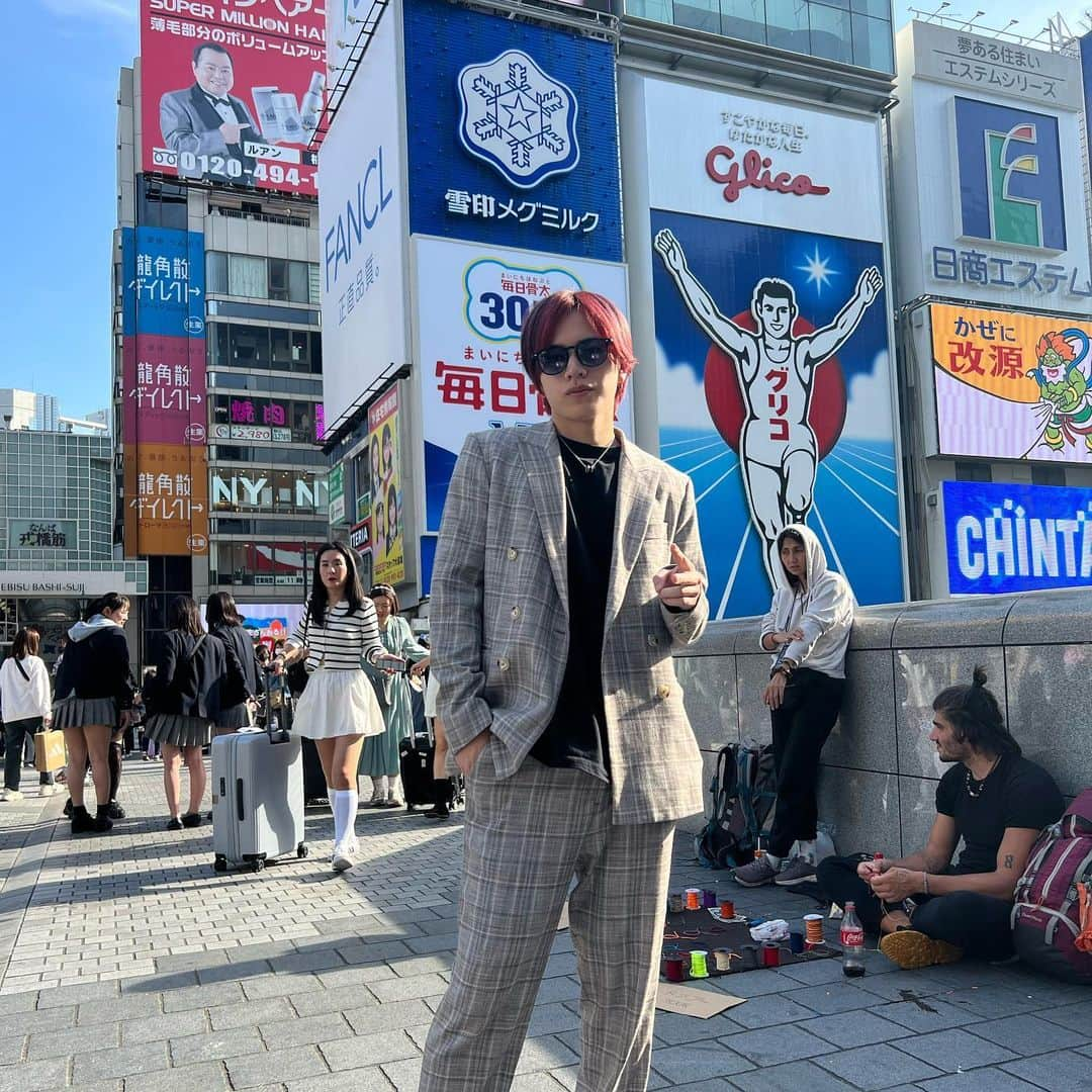 脇山礼さんのインスタグラム写真 - (脇山礼Instagram)「体調悪そうな顔してるわ まだ髪が赤かった頃の自分 . . #大阪 #心斎橋 #グリコ #赤髪 #セットアップ #大阪旅行 #観光 #日帰り」5月22日 13時39分 - raystagram1030