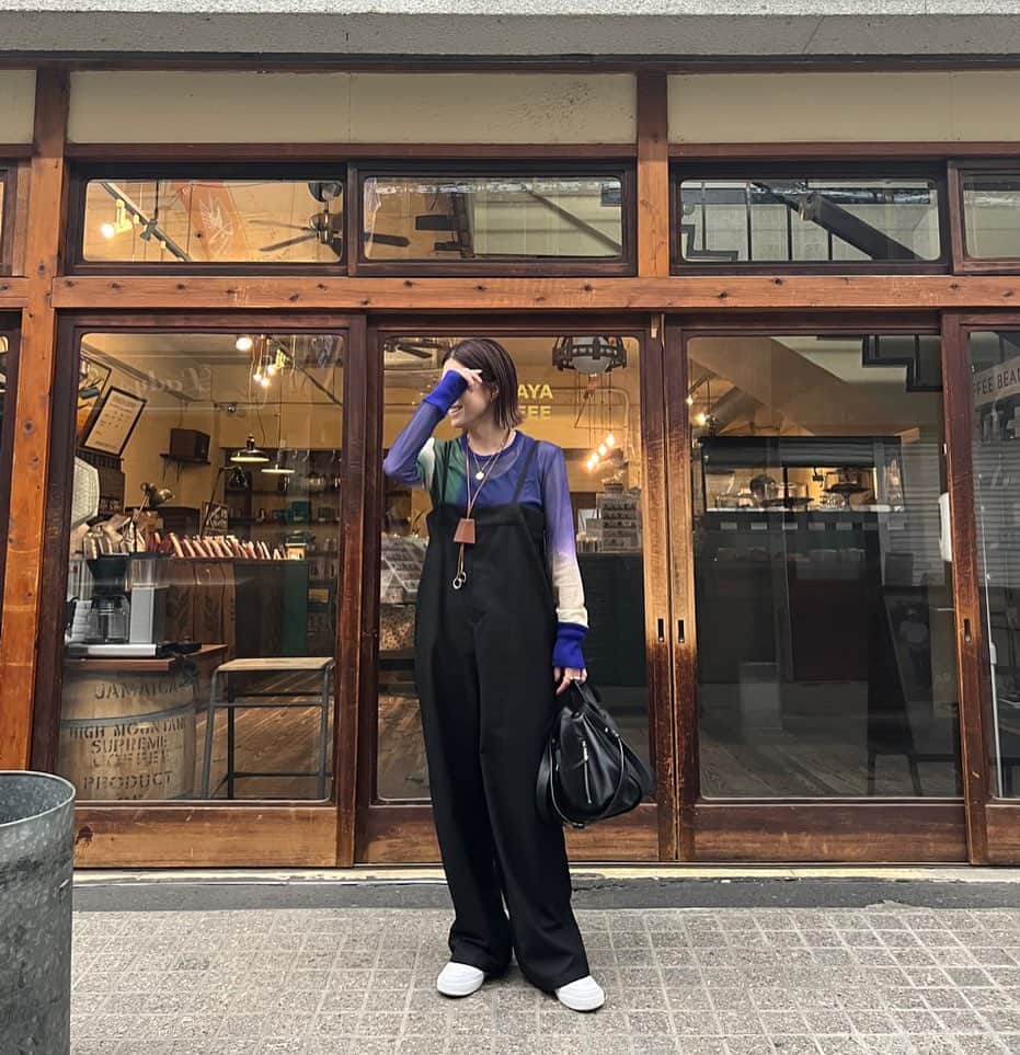 斎藤寛子さんのインスタグラム写真 - (斎藤寛子Instagram)「今日も暑いですね、ムシムシするのか🤔？☀️  コーヒーもスムージーも、冷たいのを飲んでしまうこの頃です。🥤 体冷やすから、冷たいもの飲み過ぎに気をつけてなきゃな季節がやってきますね🧐  インナー変えて、サクッと着ていけるキレイめなオーバーオール。 これから半袖になってくるから、より活躍しそうです😍  tops #zozotown @zozotown  pants #anieca @anieca_official  bag #loewe @loewe  shoes #nike @nike  necklace #anieca @anieca_official   #hiroko #158cm #coordinate #outfit#カジュアル#大人カジュアル#アニーカ#instafashion#casual #anieca」5月22日 13時42分 - hiroko4life