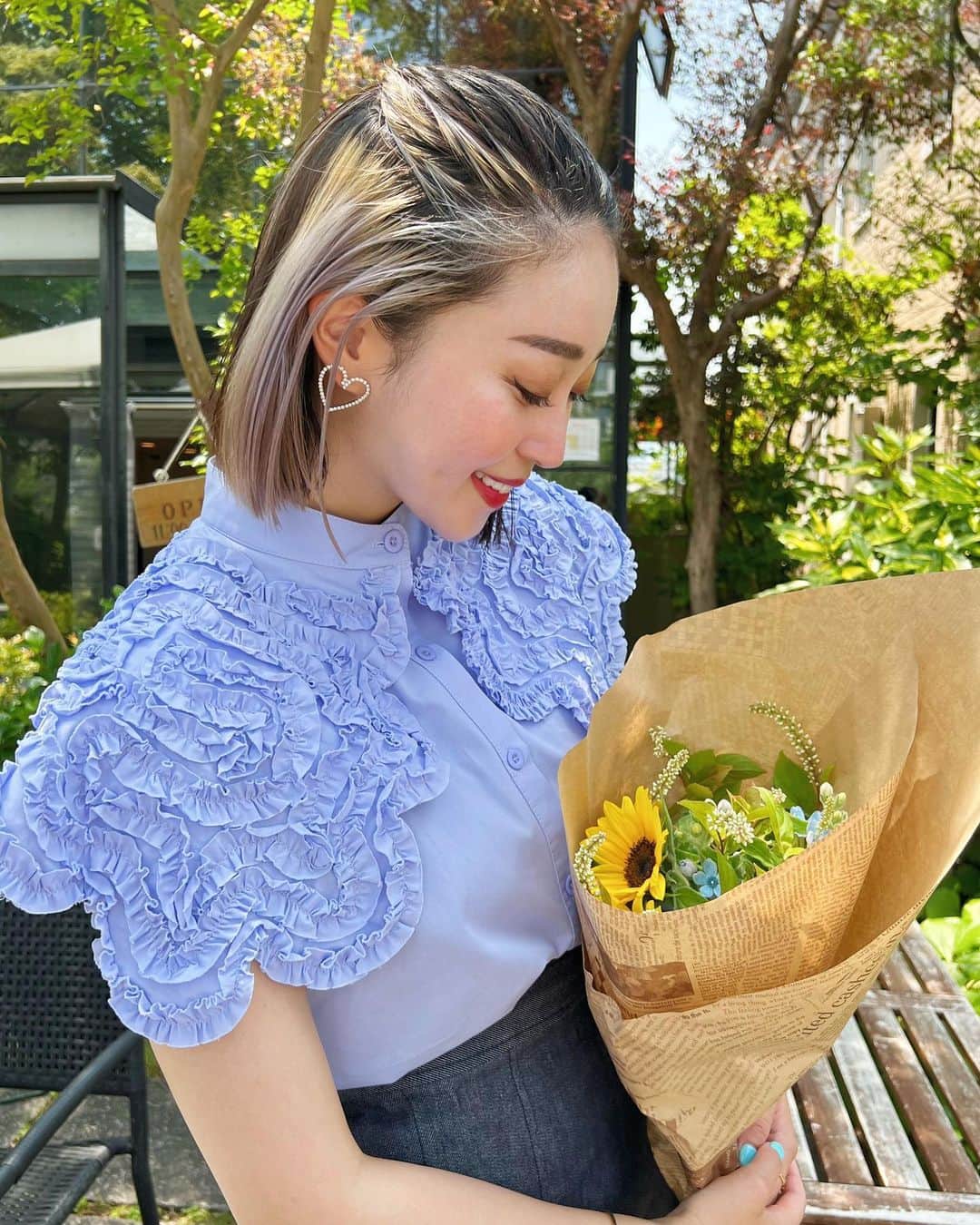 のインスタグラム：「お天気最高な月曜日🌻 朝からお花屋さんへ。 元気の出るひまわりをゲット🌻 そんな今日はブラウスもピアスも🩵 @anne2018_official  #🌻 #Monday」