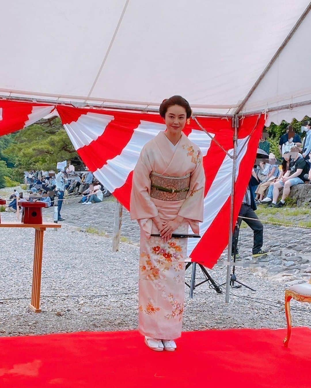 観月ありささんのインスタグラム写真 - (観月ありさInstagram)「車折神社 芸能文化振興会総裁として、 「三船祭」に参加させていただきました✨  4年ぶりの開催ということでとても伝統を感じられる催事に参加させていただけたことを光栄に思います🤲🏻 「扇流し」のご奉仕も務めさせていただき、大変貴重な経験でした😊  今後とも芸能文化に関わる活動を通して、 人々の心に安らぎをもたらせるよう精進致します✨  #三船祭 #京都 #嵐山 #渡月橋 #車折神社 #芸能文化振興会 #観月ありさ #着物 #京都友禅」5月22日 13時46分 - alisa_mizuki