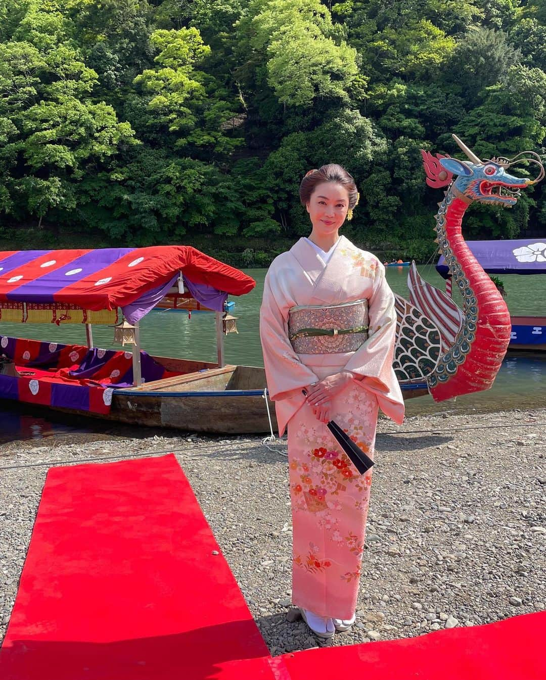 観月ありささんのインスタグラム写真 - (観月ありさInstagram)「車折神社 芸能文化振興会総裁として、 「三船祭」に参加させていただきました✨  4年ぶりの開催ということでとても伝統を感じられる催事に参加させていただけたことを光栄に思います🤲🏻 「扇流し」のご奉仕も務めさせていただき、大変貴重な経験でした😊  今後とも芸能文化に関わる活動を通して、 人々の心に安らぎをもたらせるよう精進致します✨  #三船祭 #京都 #嵐山 #渡月橋 #車折神社 #芸能文化振興会 #観月ありさ #着物 #京都友禅」5月22日 13時46分 - alisa_mizuki