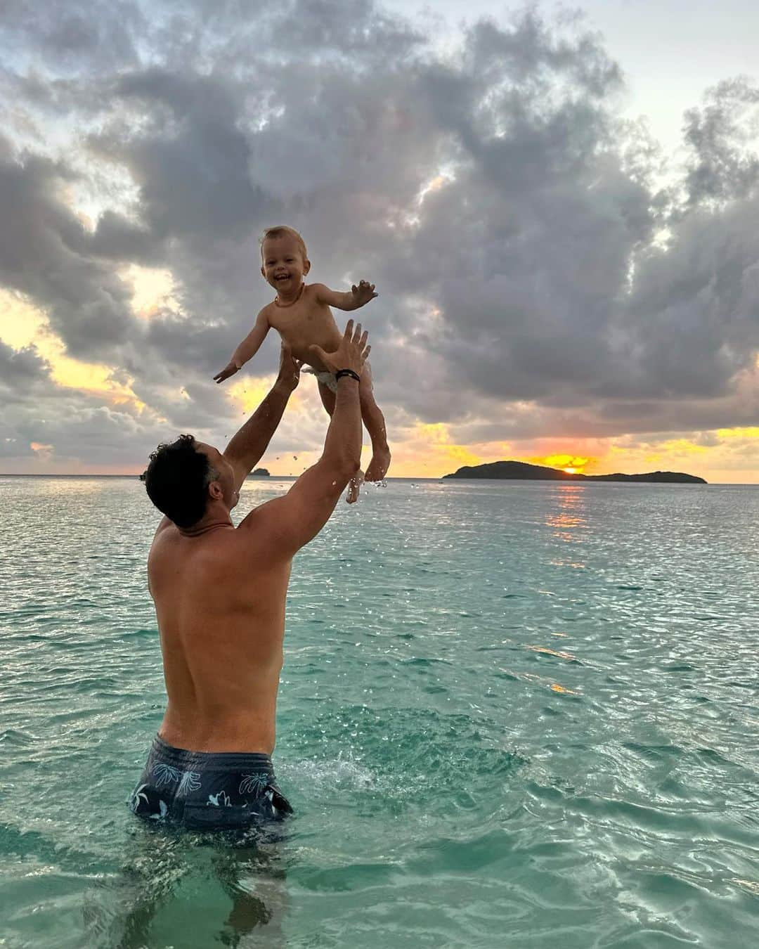 ジェニファー・ホーキンスさんのインスタグラム写真 - (ジェニファー・ホーキンスInstagram)「Fiji with my little fam! 🥰🌺」5月22日 13時59分 - jenhawkins_